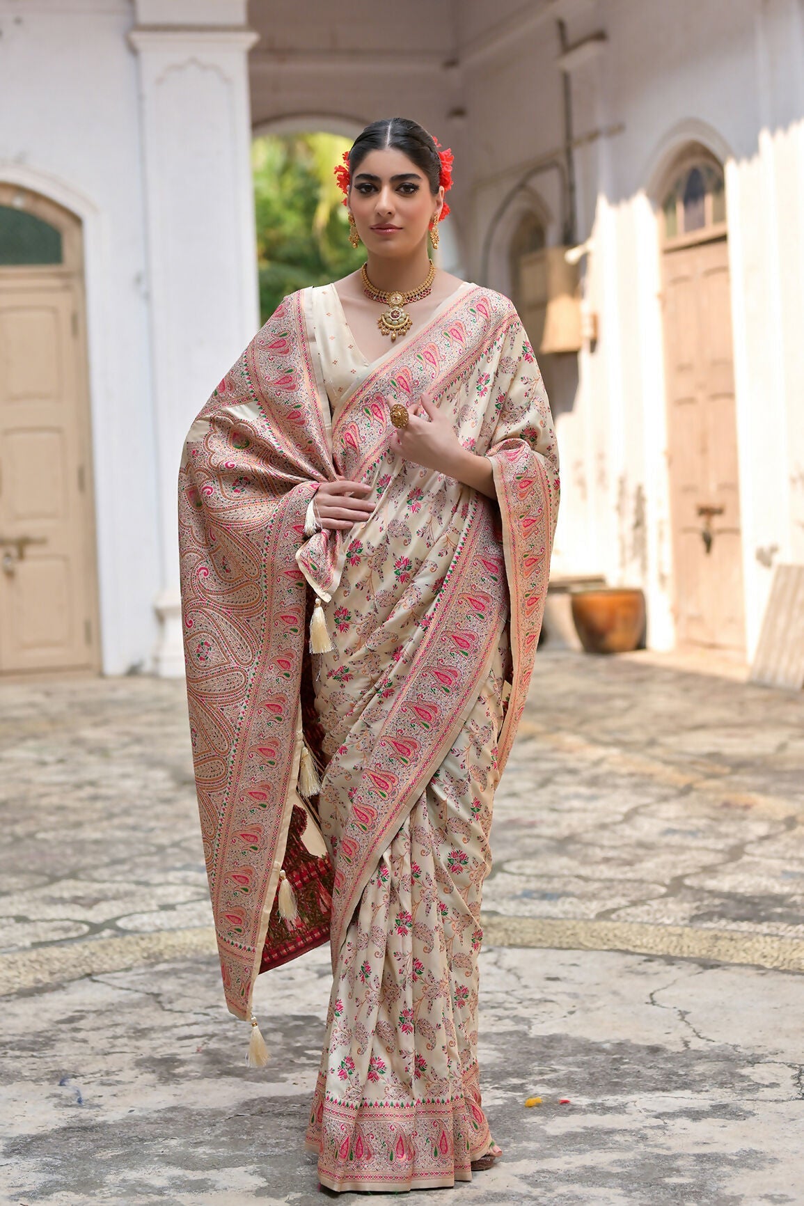Vishnu Weaves Women's Cream Silk Woven Saree with Blouse - Swadesiicart
