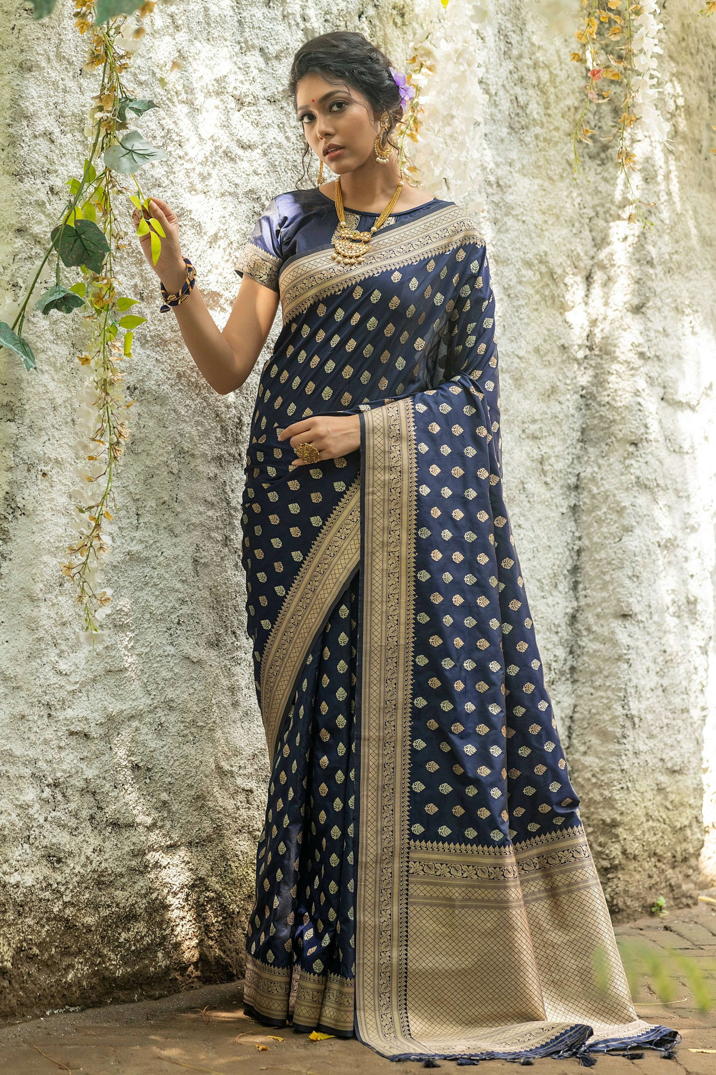 Vishnu Weaves Women's Navy Blue Banarasi Silk Zari Woven Saree with Unstitched Blouse - Swadesiicart