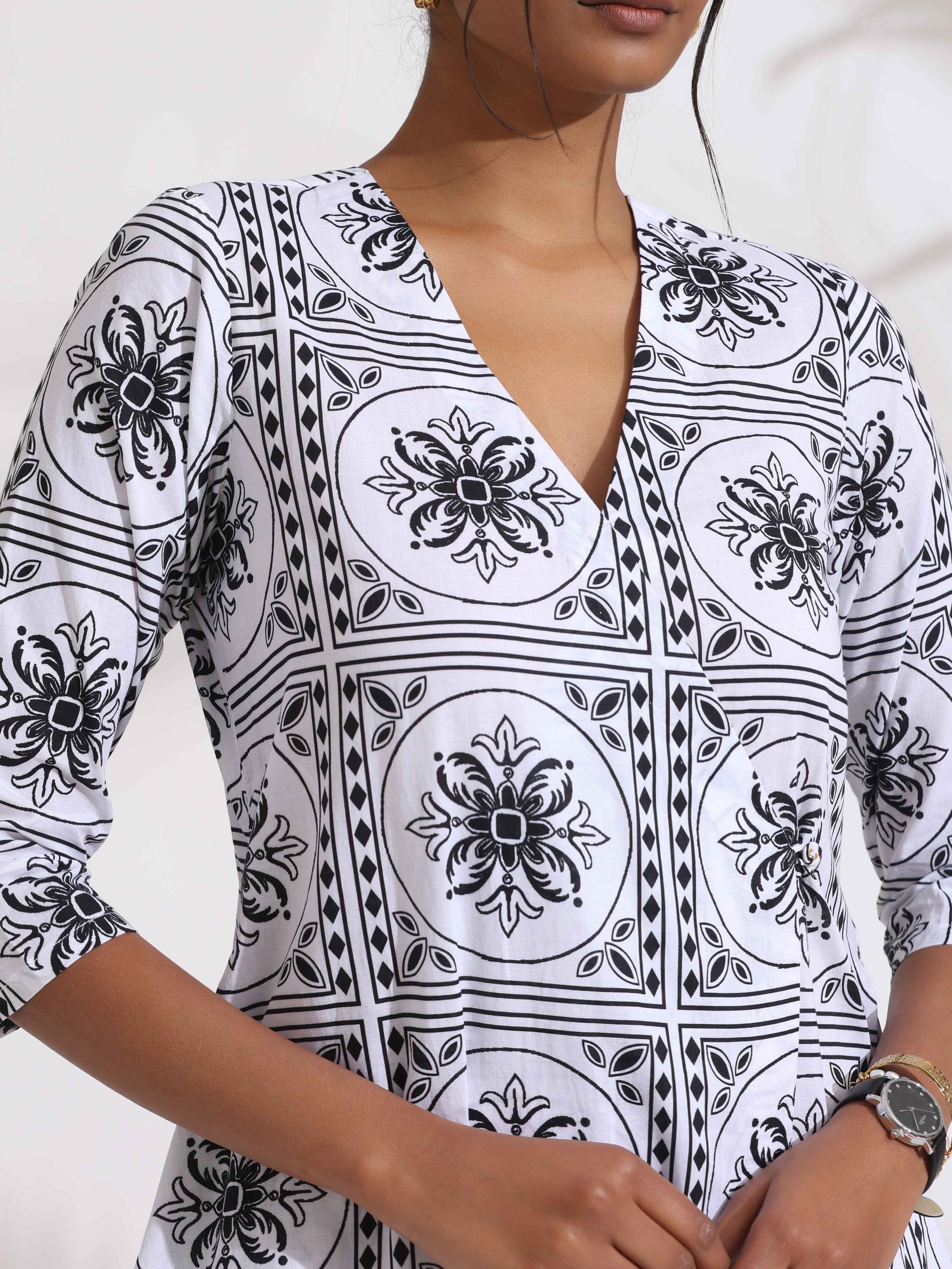 trueBrowns White Cotton Geometric Print Angrakha Kurta Set | Swadesiicart