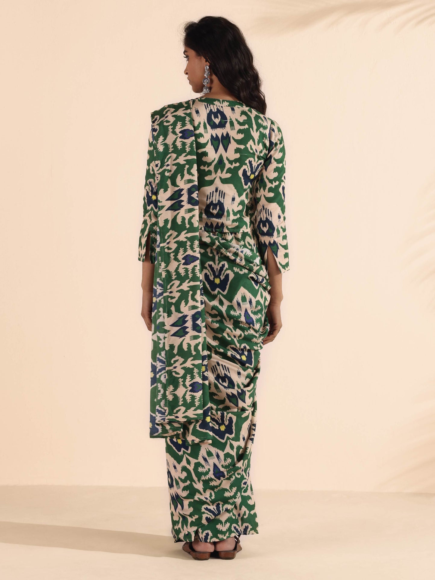 trueBrowns Green Muslin Ikat Saree | Swadesiicart