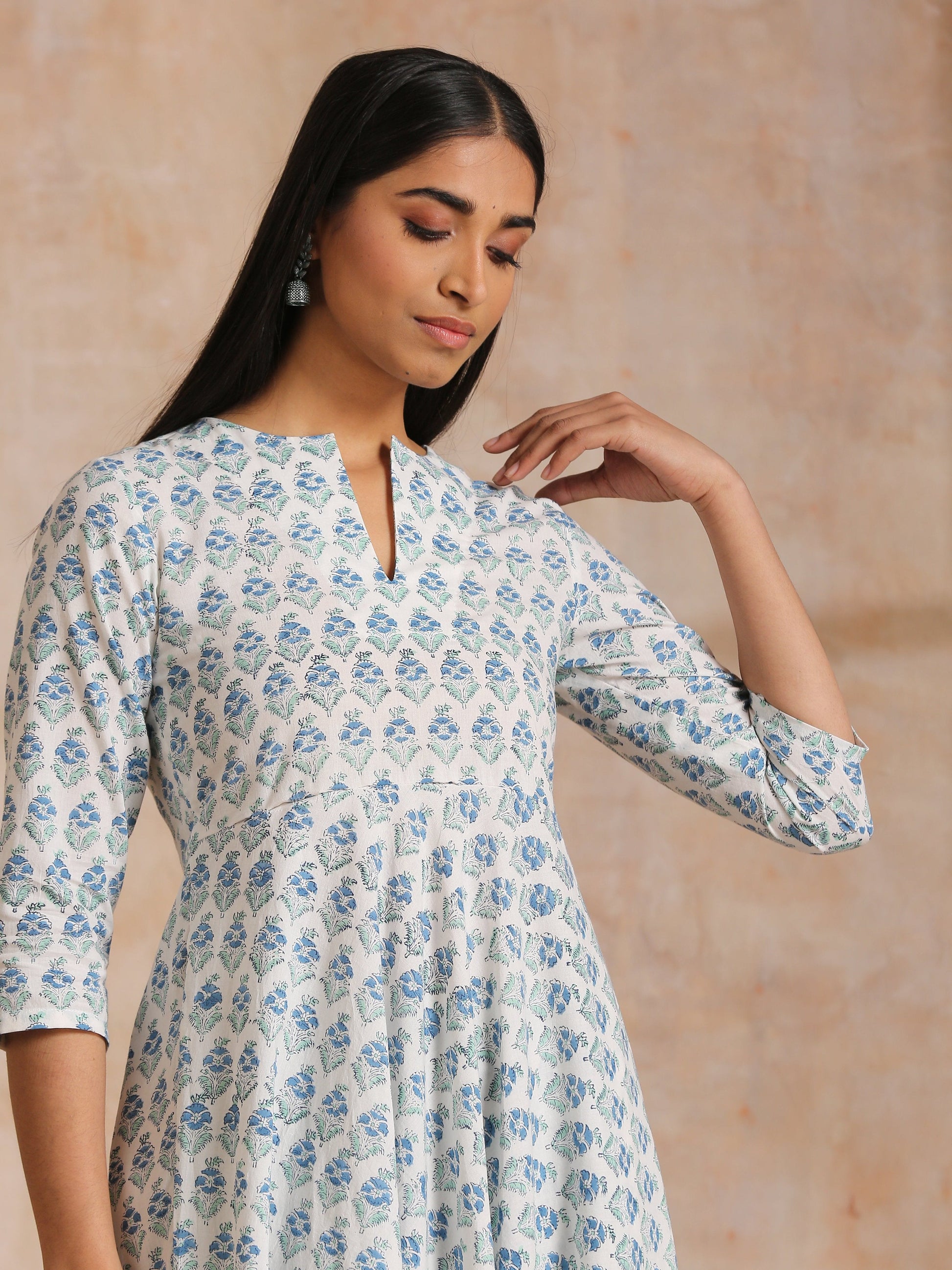 trueBrowns White With Blue Green Buta Print Cotton Flared Kurta Pant Set | Swadesiicart