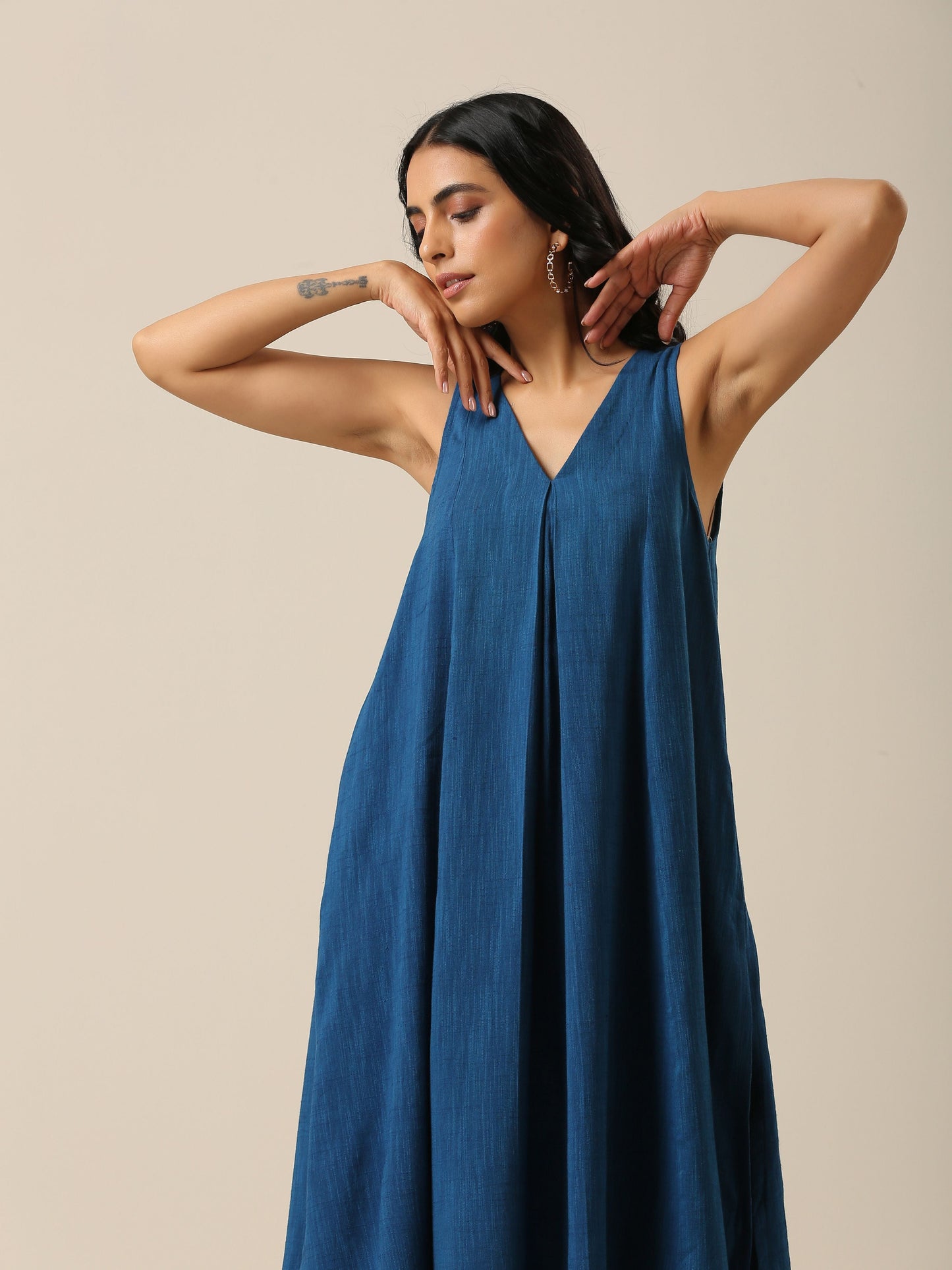 trueBrowns Classic Blue Slub Texture Sleeveless Flared Kurta Pant Set | Swadesiicart