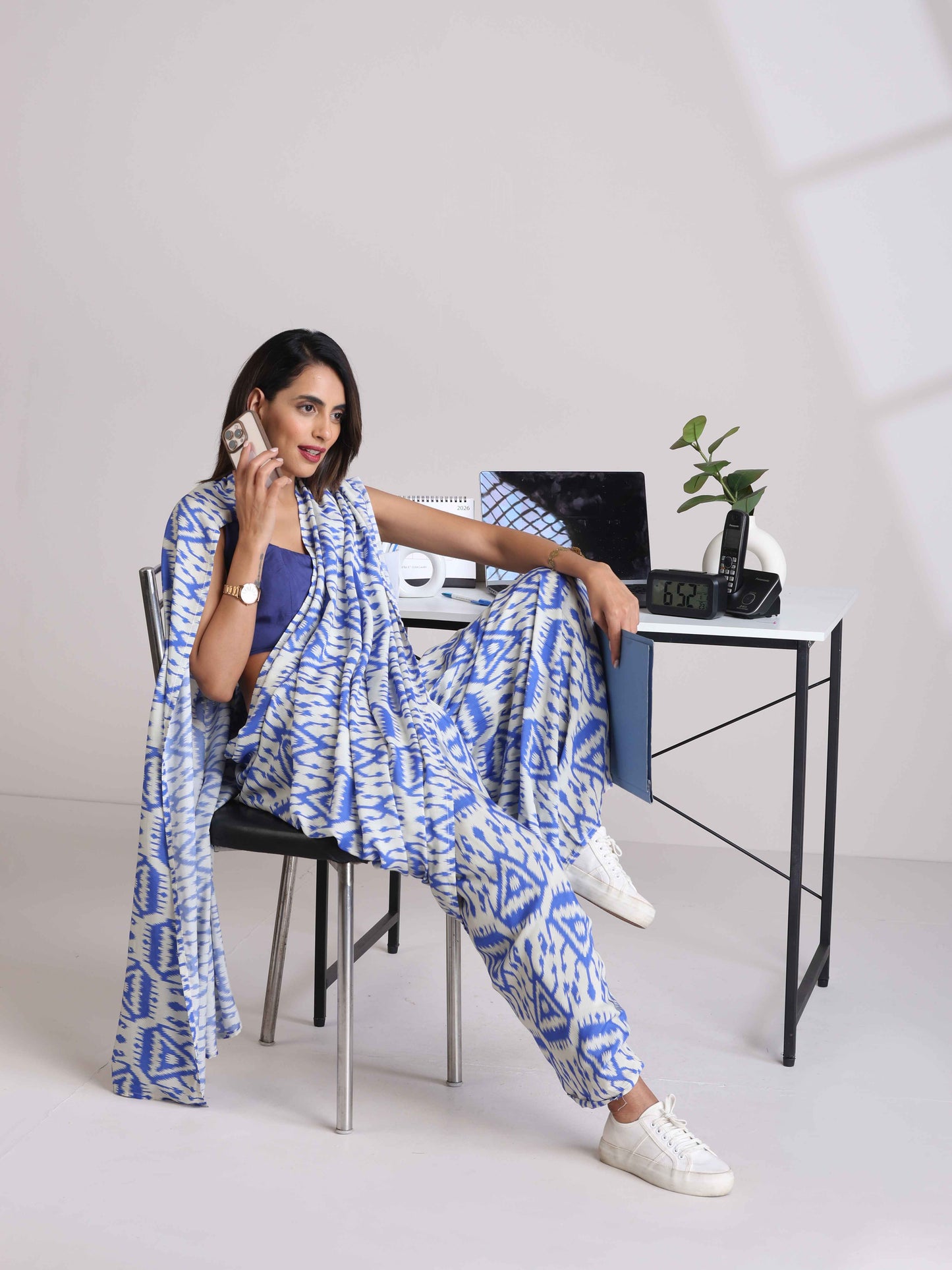 trueBrowns Blue Muslin Ikat Saree | Swadesiicart