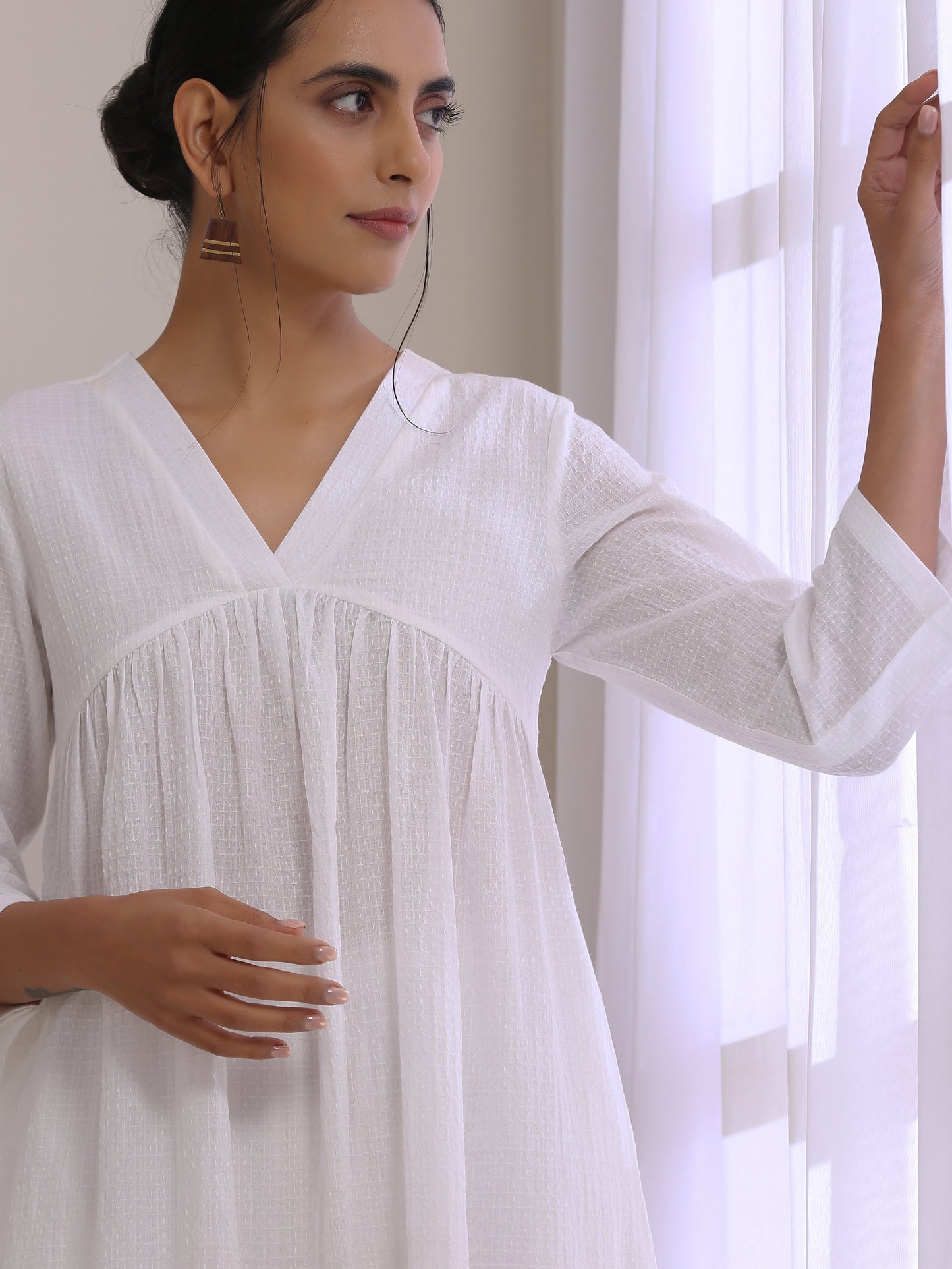 trueBrowns White Dobby Flared Slit Kurta Pant Set | Swadesiicart