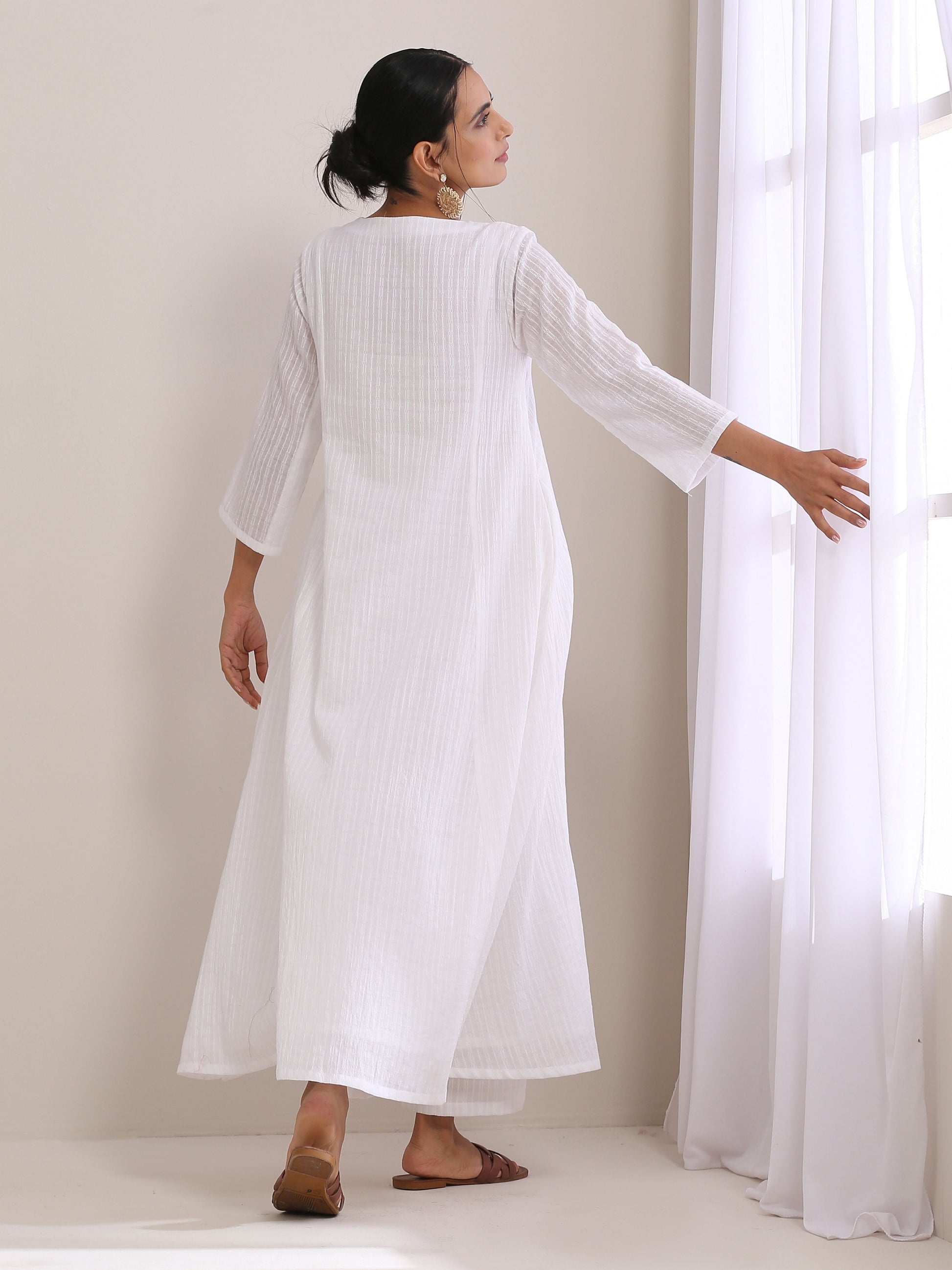 trueBrowns White Dobby Front Pleated Long Kurta Pant Set | Swadesiicart