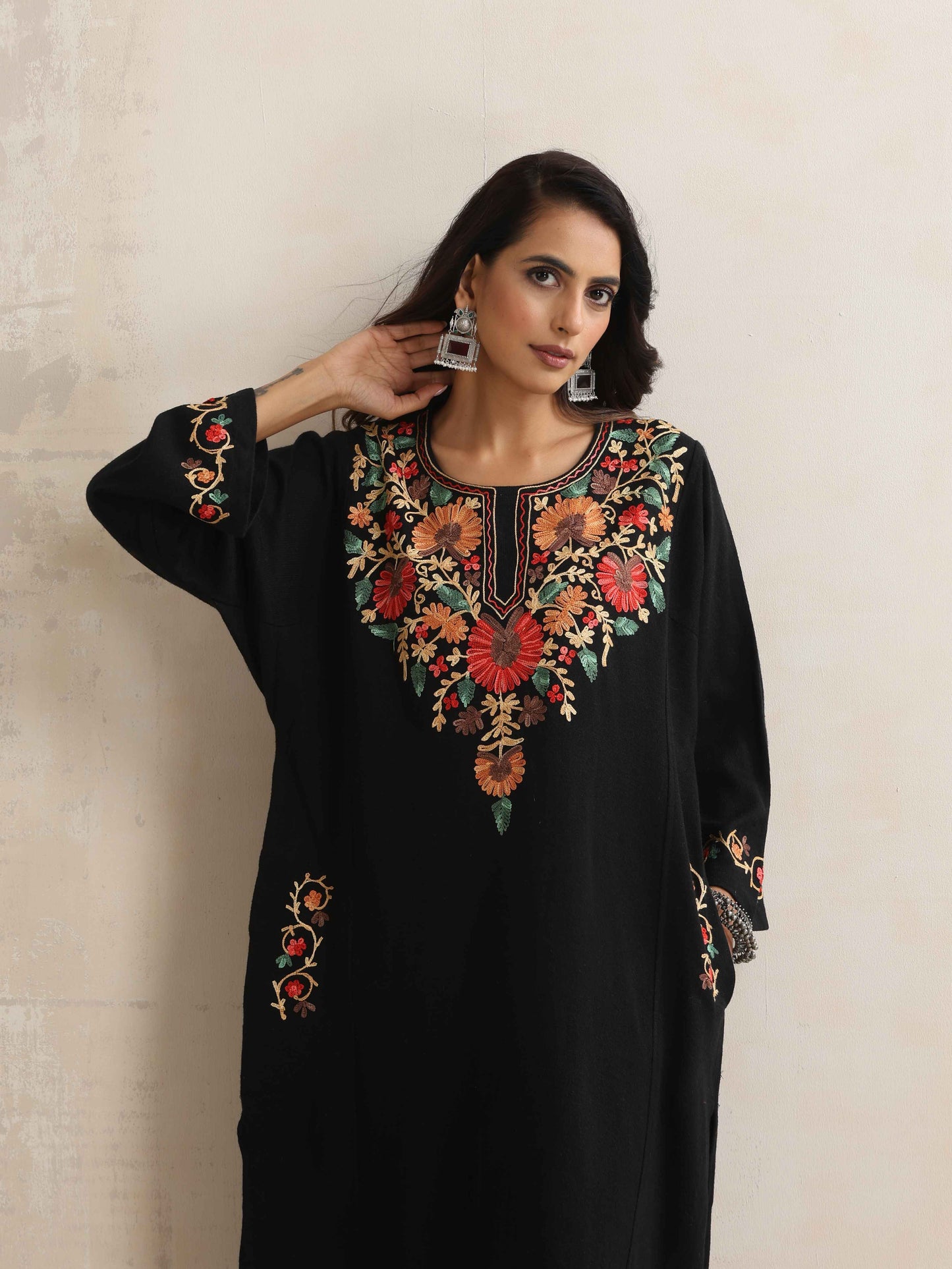 trueBrowns Black Kashmiri Floral Embroidered Woollen Phiran Kurta | Swadesiicart