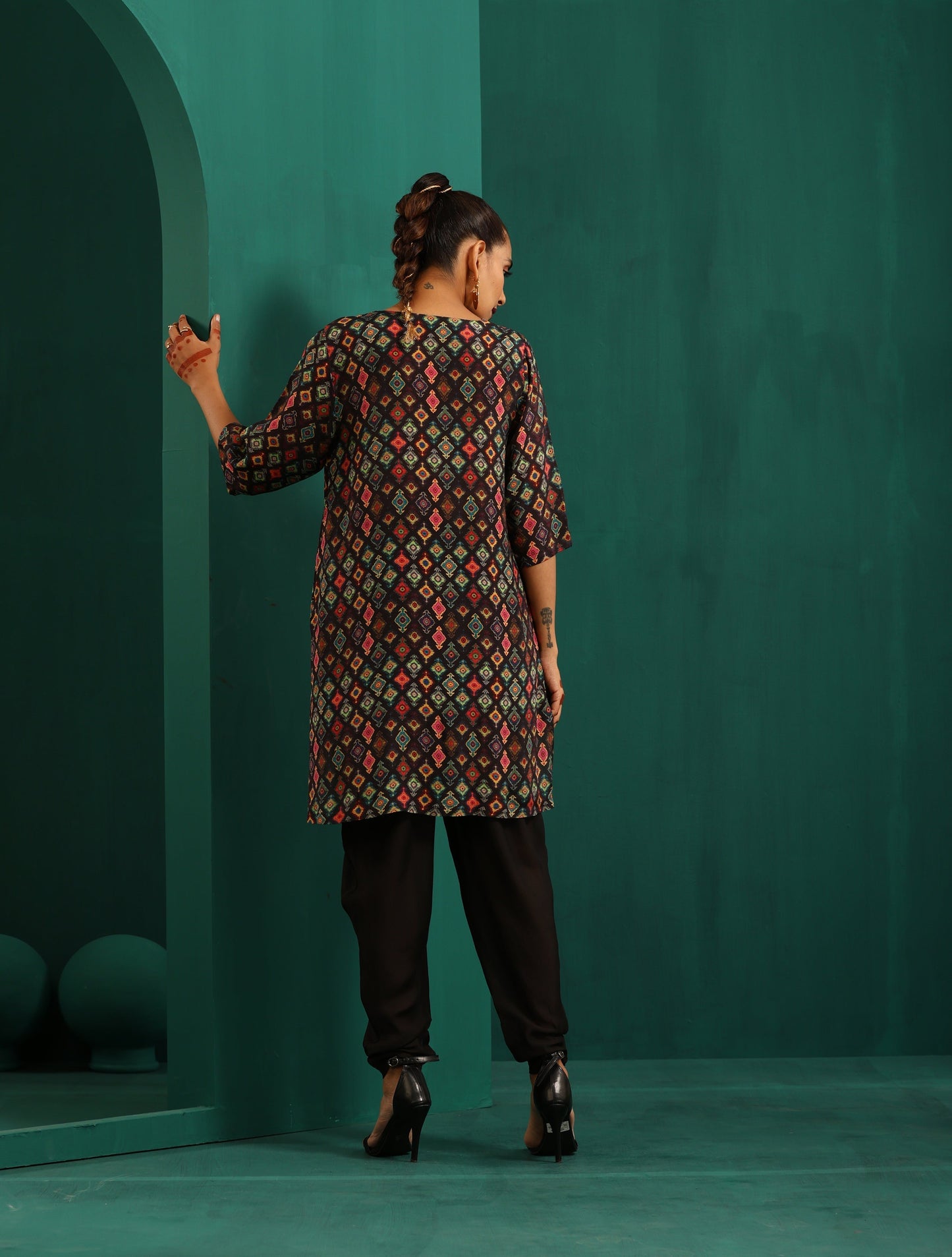 trueBrowns Black Ikat Muslin Silk Printed High Low Co-ord Set - Swadesiicart
