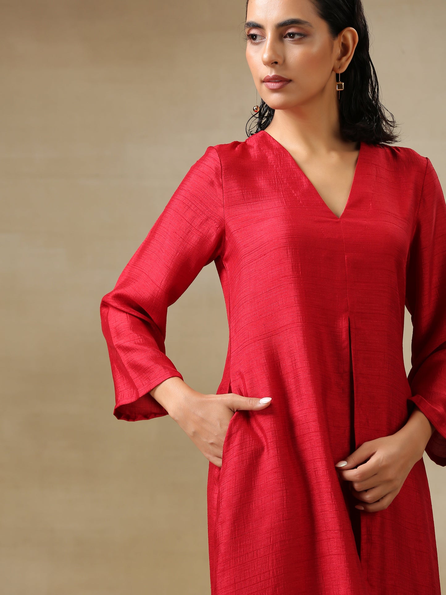 trueBrowns Maroon Textured Silk Front Slit Kurta Pant Set | Swadesiicart