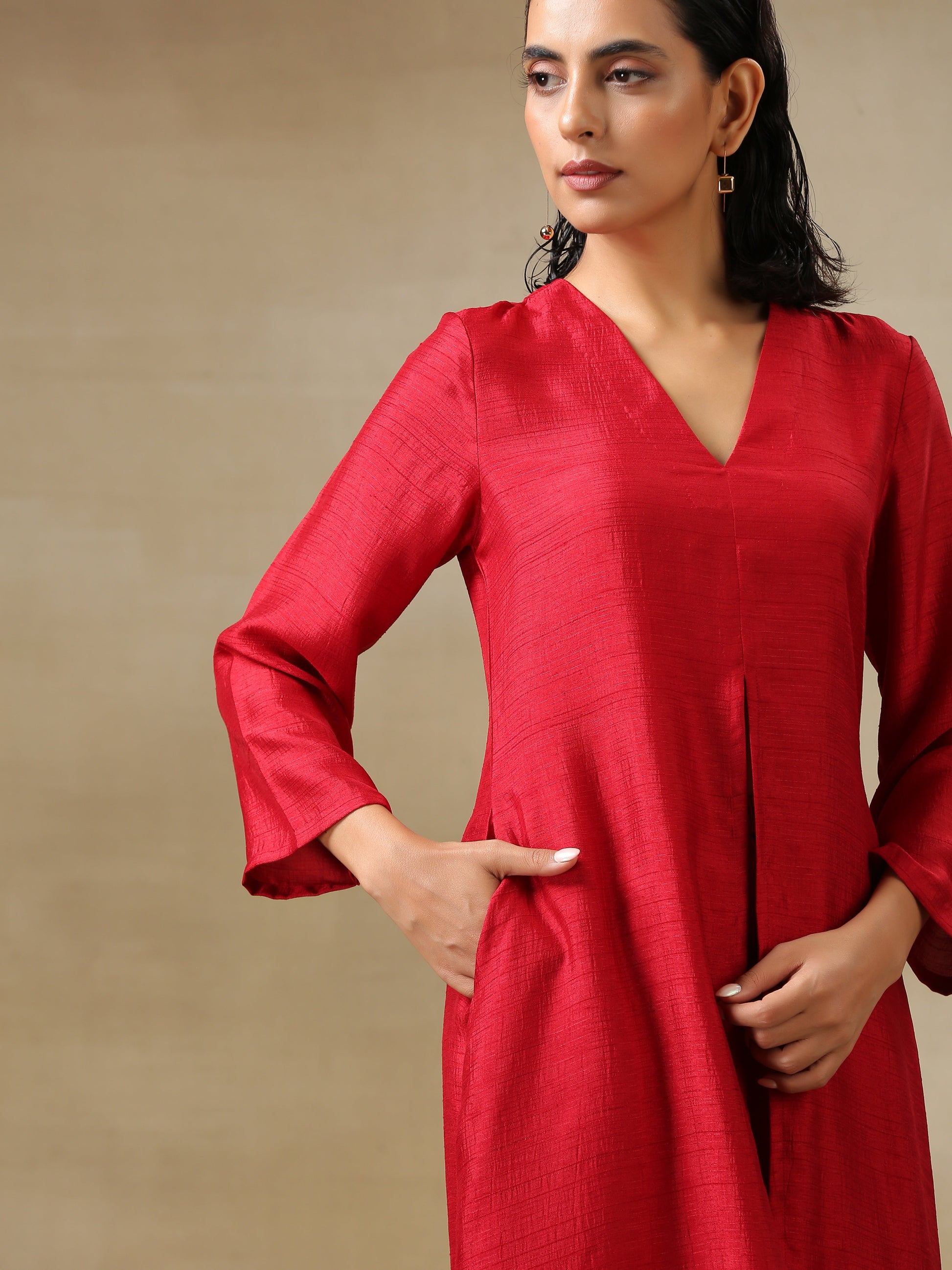trueBrowns Maroon Textured Silk Front Slit Kurta Pant Set | Swadesiicart