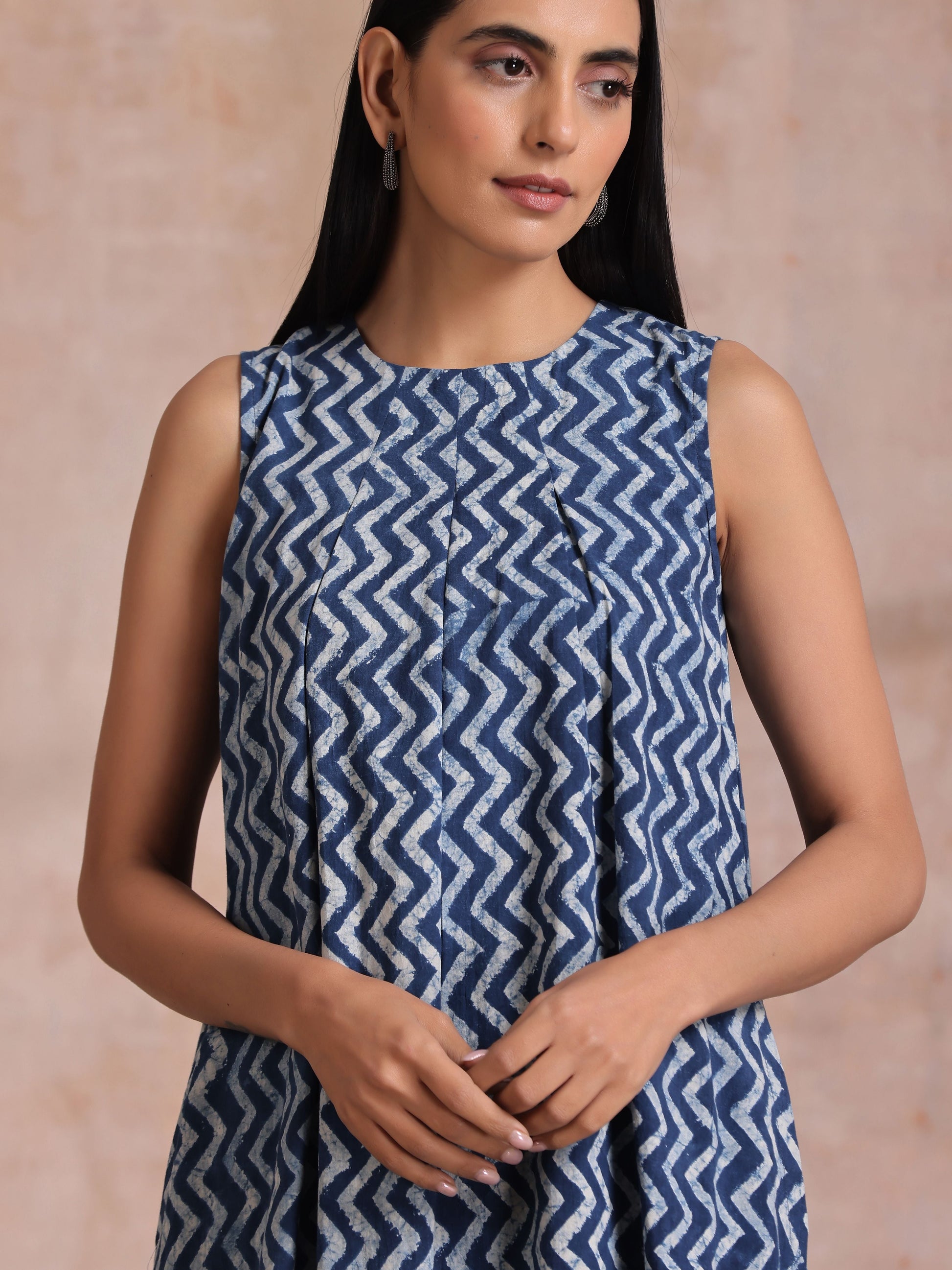 trueBrowns Indigo Dabu Zig-Zag Lines Print Cotton Sleeveless Kurta Pant Set | Swadesiicart
