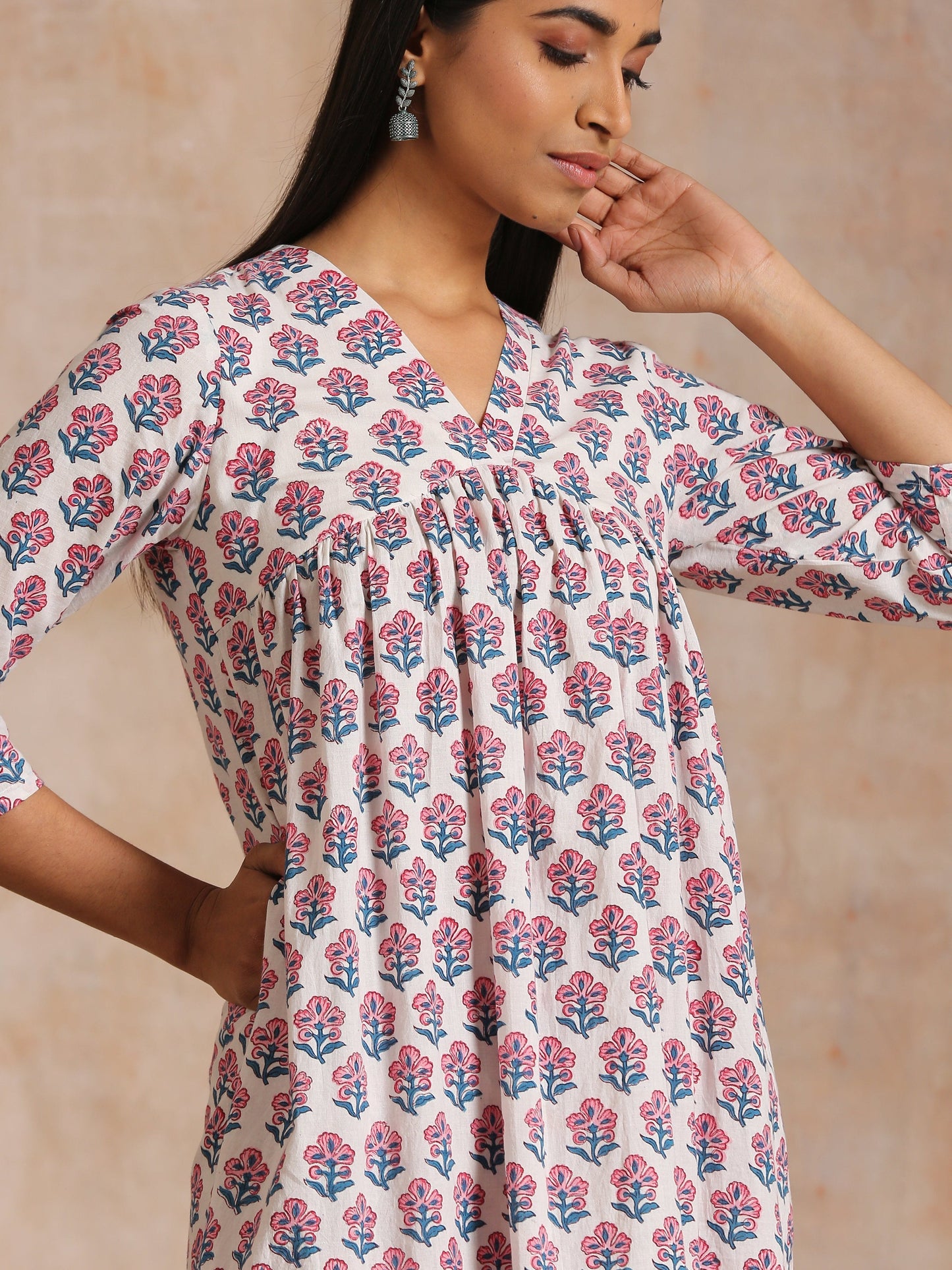 trueBrowns White With Pink Blue Floral Block Print Cotton Flared Slit Kurta Pant Set | Swadesiicart