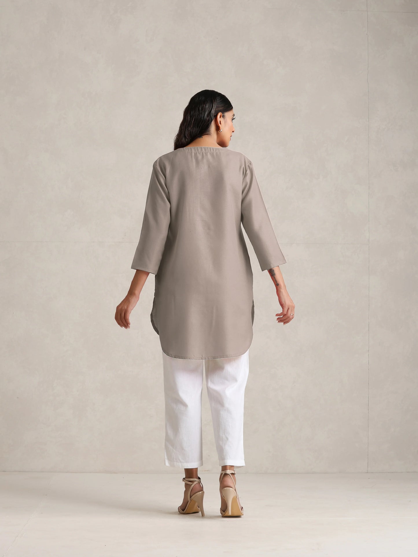 trueBrowns Light Grey Cotton Blend Short Kurta | Swadesiicart