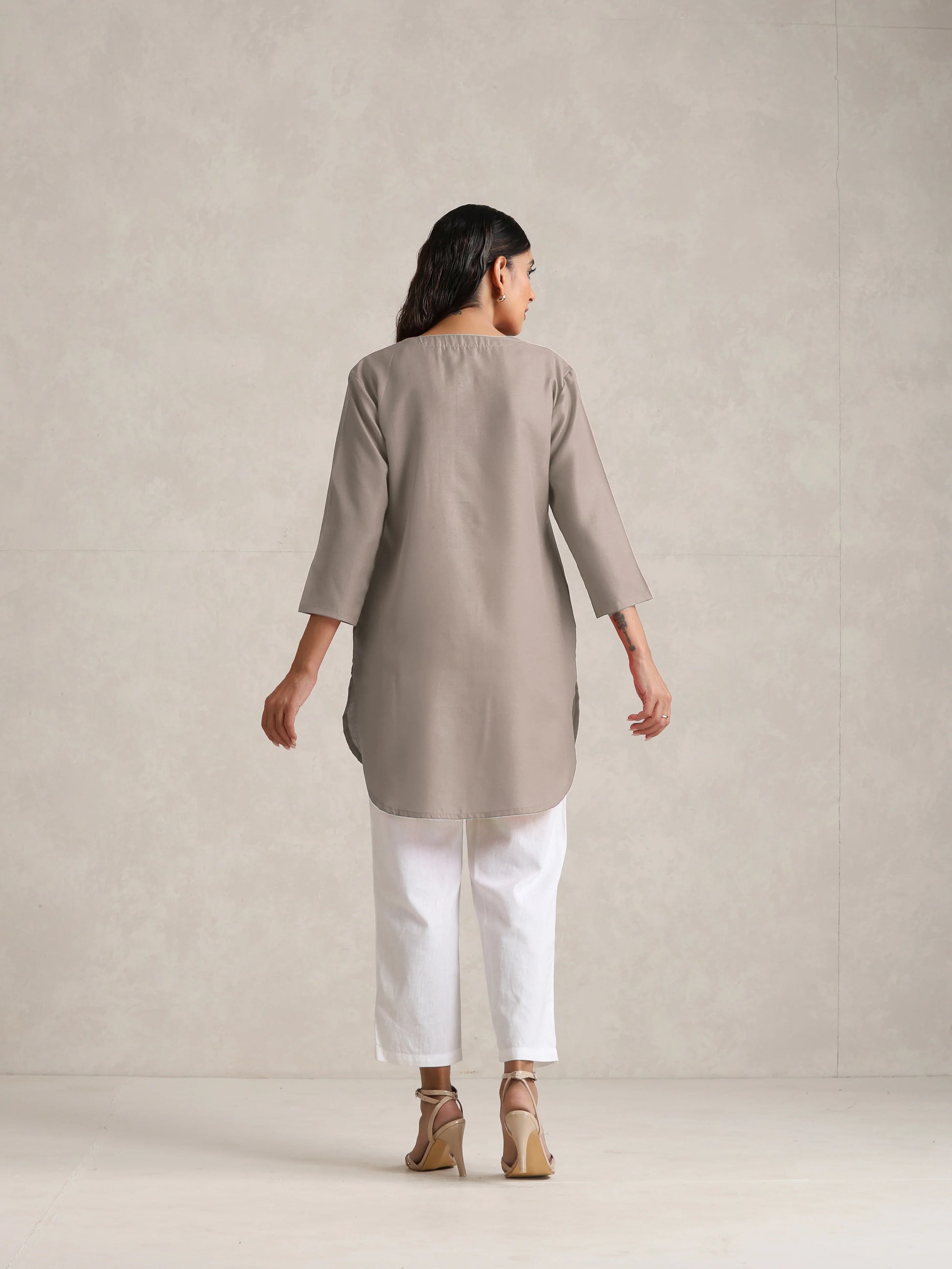 trueBrowns Light Grey Cotton Blend Short Kurta | Swadesiicart