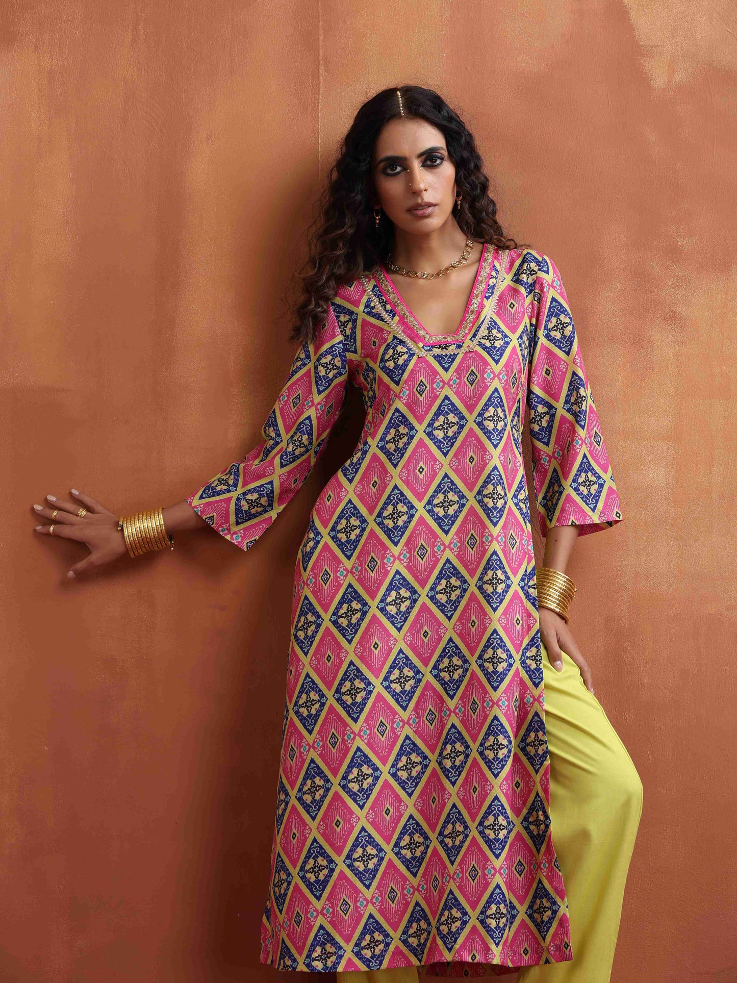 trueBrowns Pink Print High Slit Kurta Set | Swadesiicart