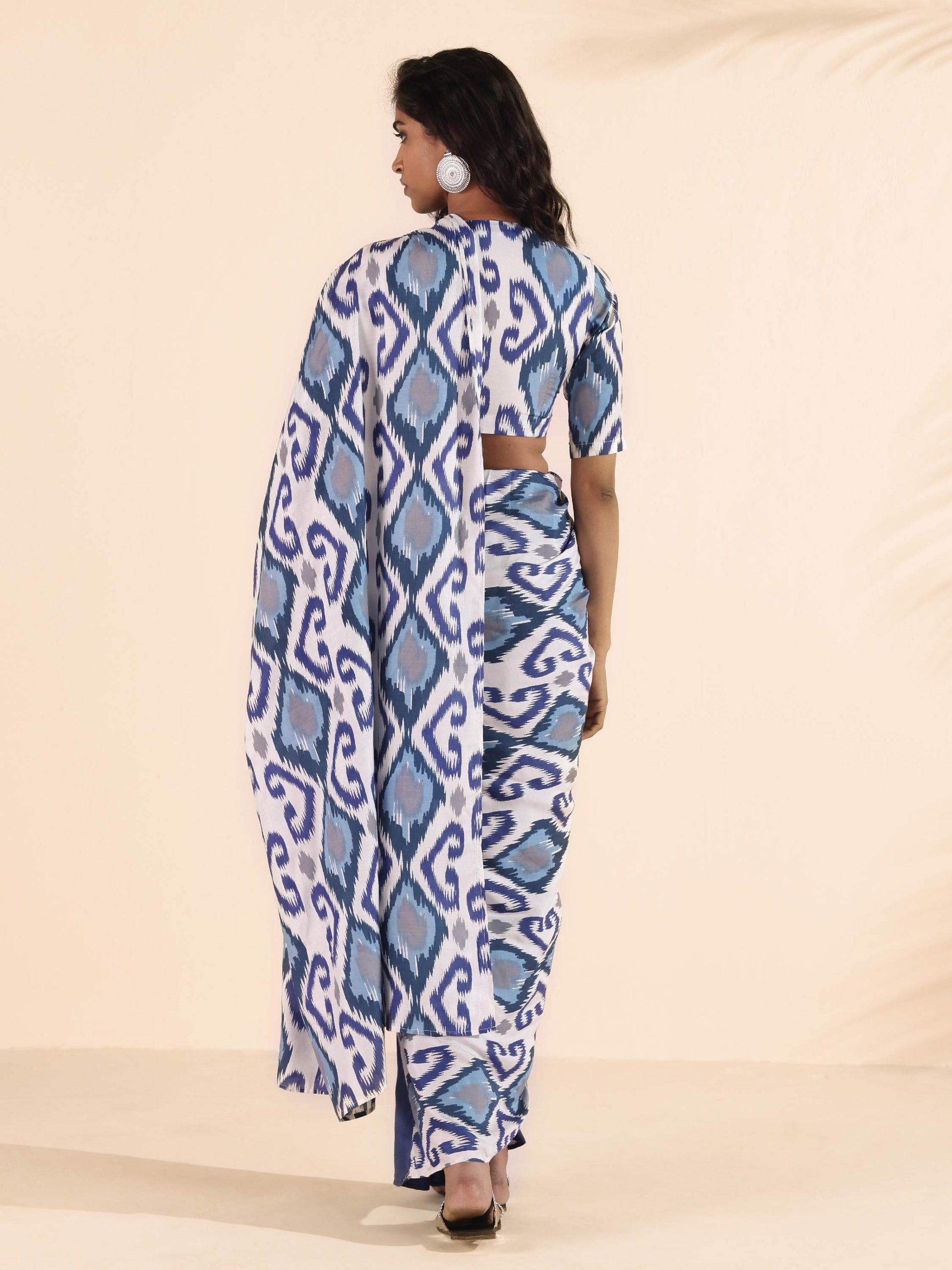 trueBrowns Blue White Muslin Ikat Saree | Swadesiicart