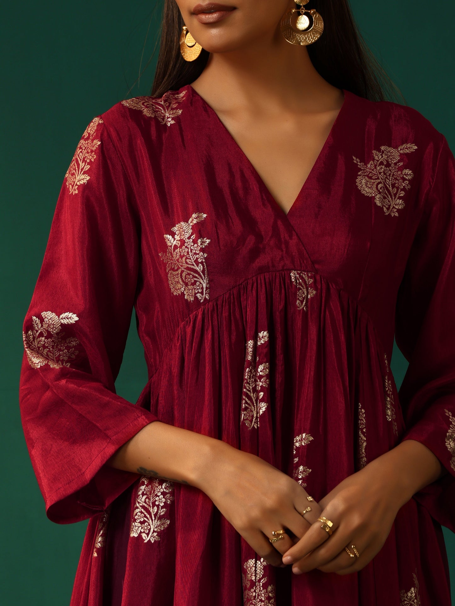 trueBrowns Maroon Floral Viscose Silk V-Neck Waist Gathered Kurta Pant Set | Swadesiicart