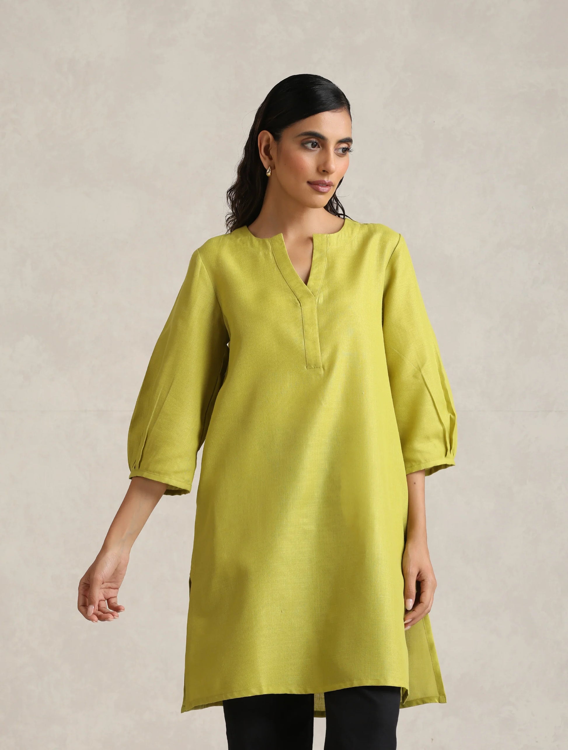 trueBrowns Green Cotton Blend Short Kurta | Swadesiicart