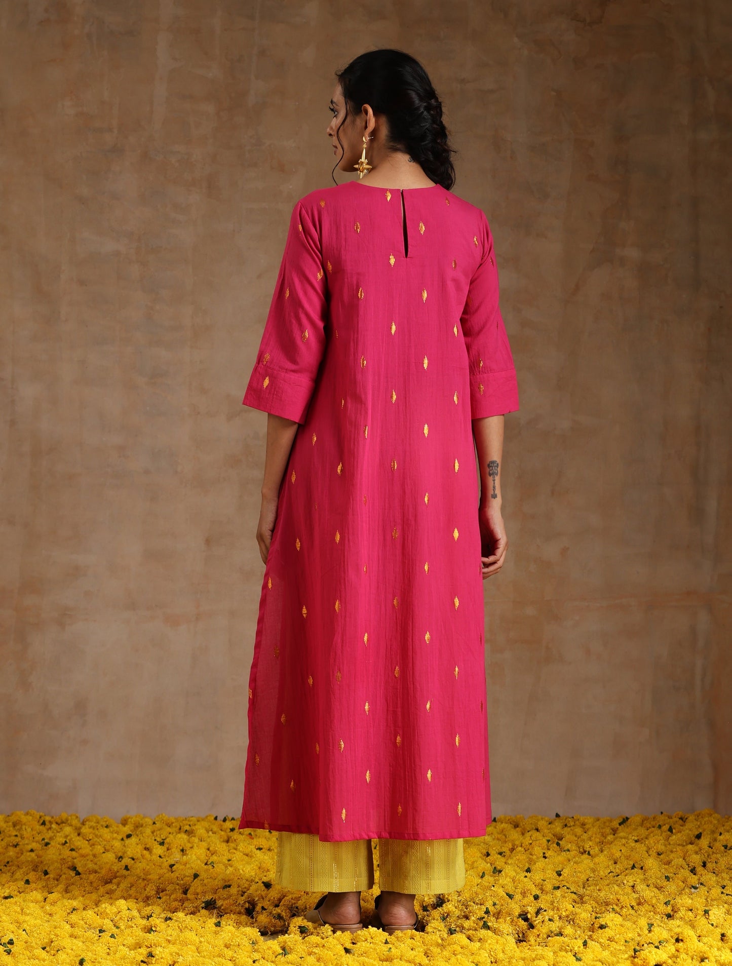 trueBrowns Pink Gold Cotton Neck Pleat Kurta Set | Swadesiicart