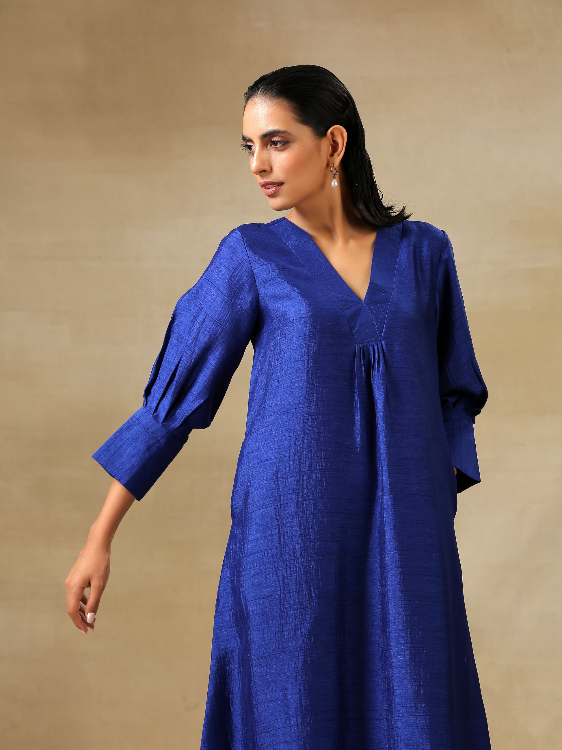 trueBrowns Blue Textured Silk Puff Sleeve Kurta Pant Set | Swadesiicart
