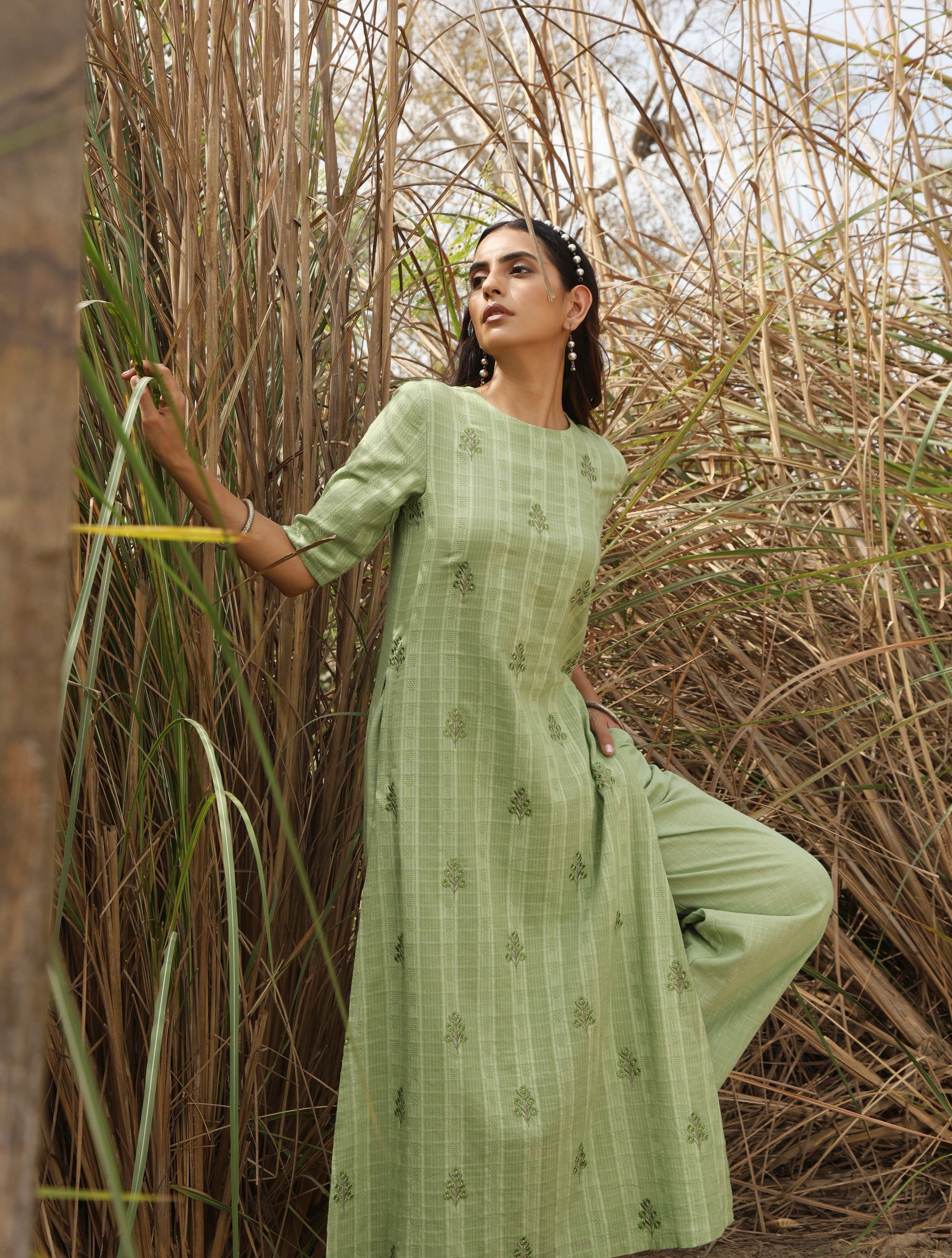 trueBrowns Green Cotton Dobby Embroidered Kurta Set | Swadesiicart