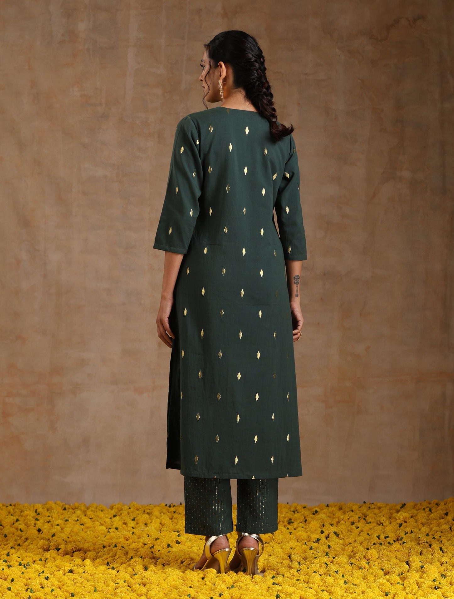 trueBrowns Dark Green Gold Cotton Yoke Kurta Set | Swadesiicart