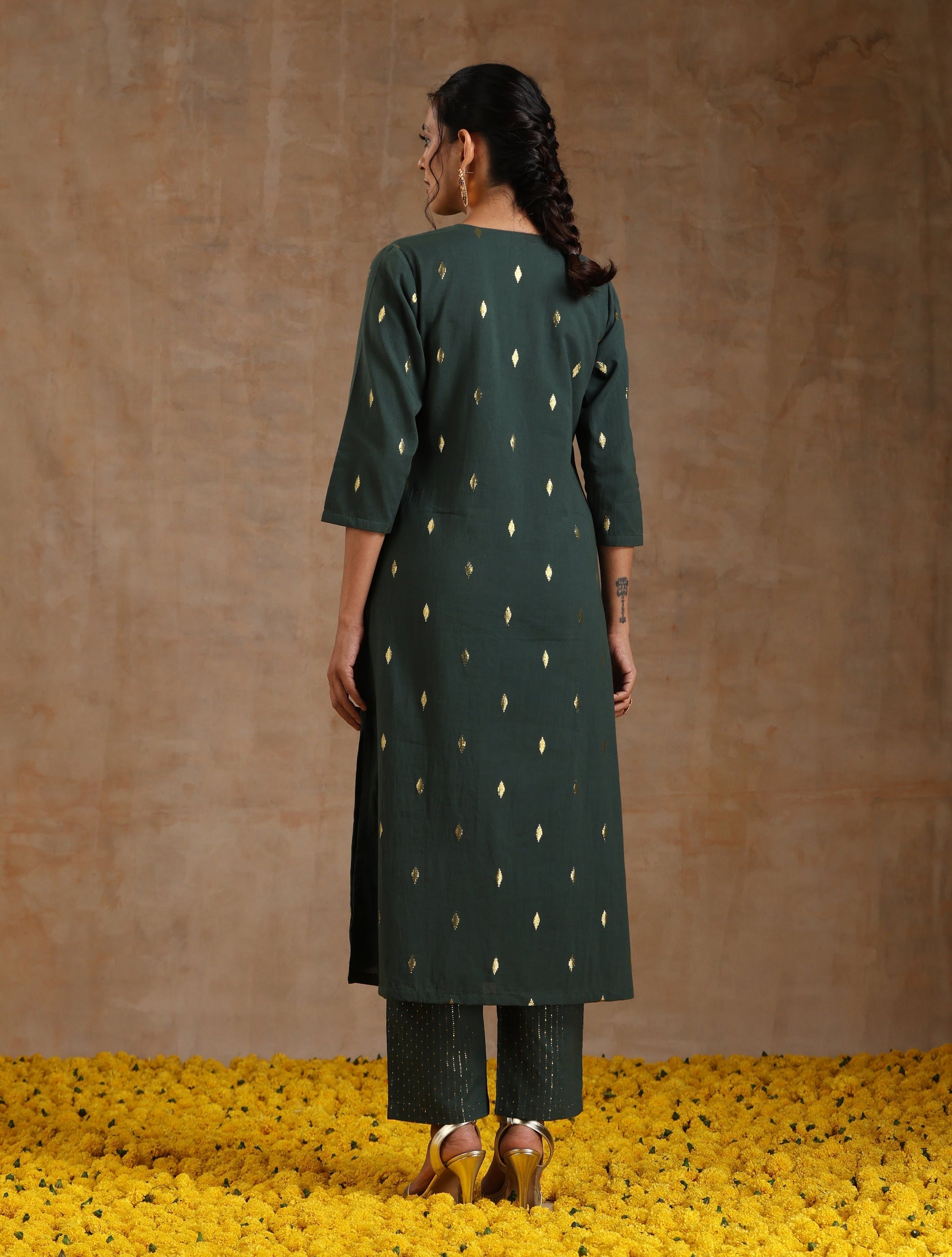 trueBrowns Dark Green Gold Cotton Yoke Kurta Set | Swadesiicart