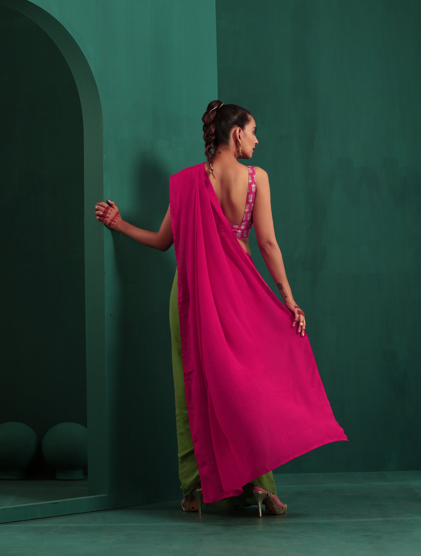 trueBrowns Green Pink Muslin Silk Ready To Wear Saree | Swadesiicart