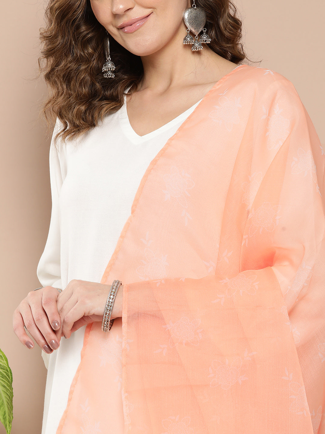 InWeave Women's Cream Straight Kurta Set W Peach White Print Organza Dupatta - Swadesiicart