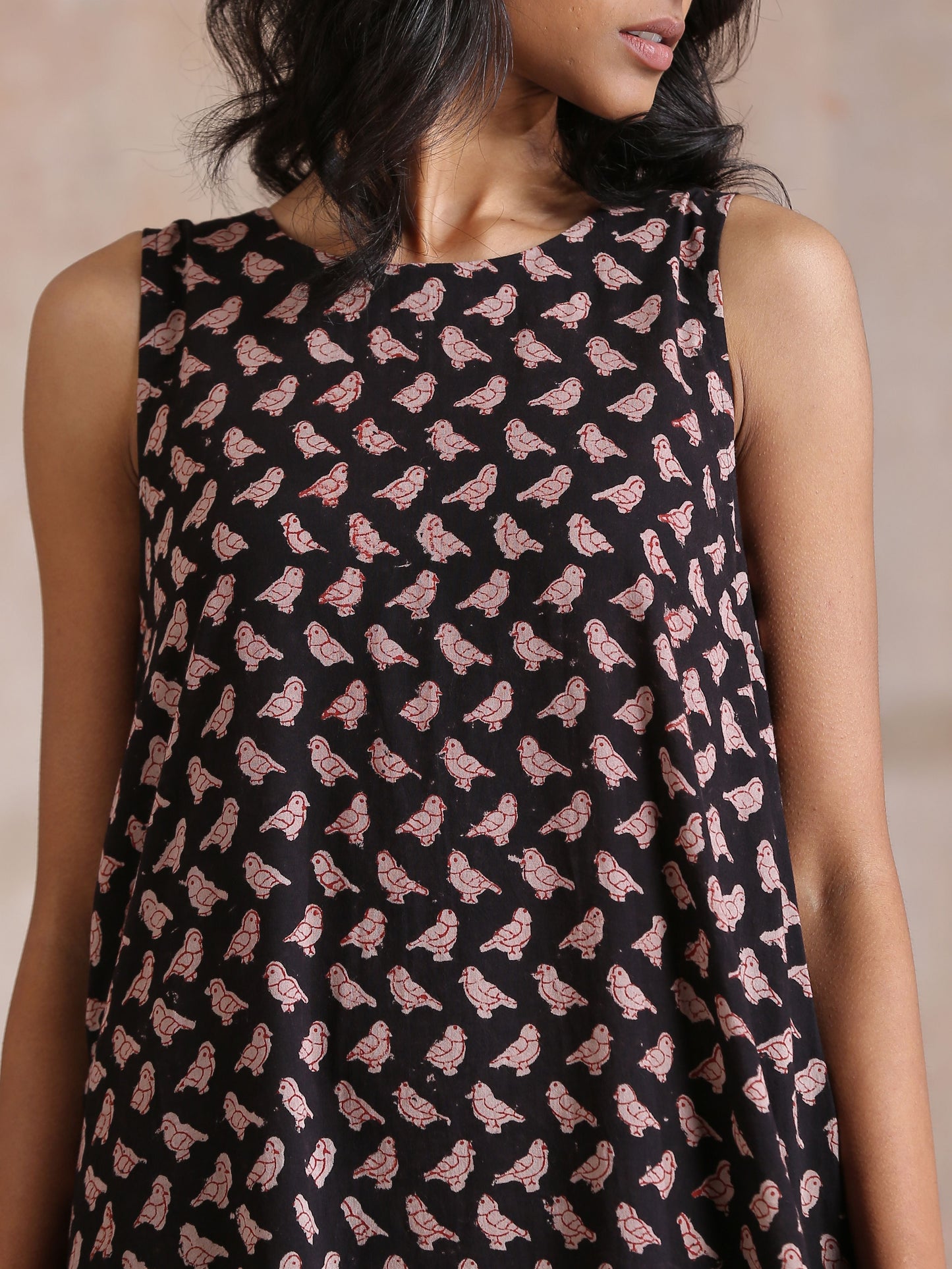 trueBrowns Black Bird Bagru Print Cotton Sleeveless Kurta Pant Set | Swadesiicart