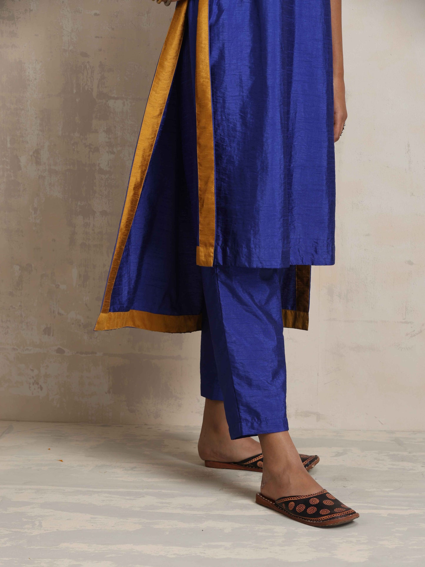 trueBrowns Blue Silk High Slit Kurta Set | Swadesiicart