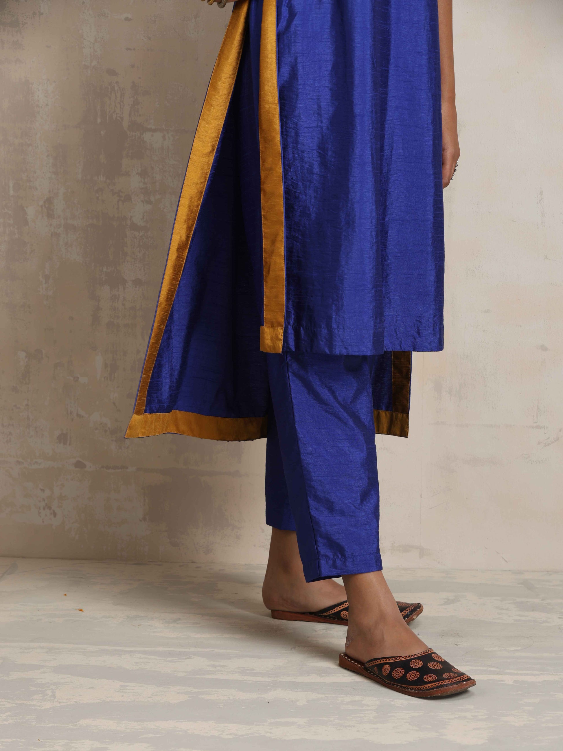 trueBrowns Blue Silk High Slit Kurta Set | Swadesiicart