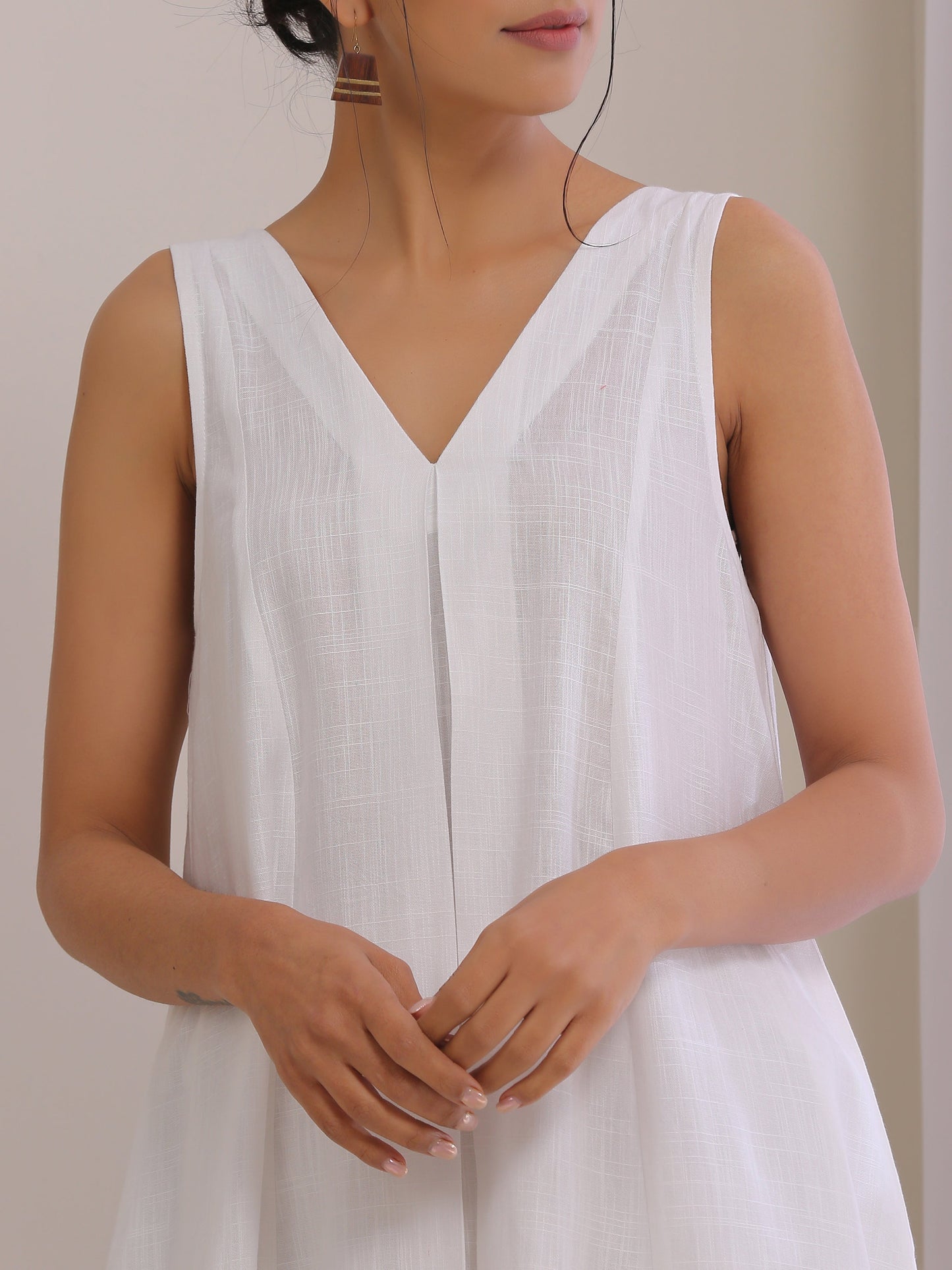trueBrowns White Slub Texture Sleeveless Flared Kurta Pant Set | Swadesiicart