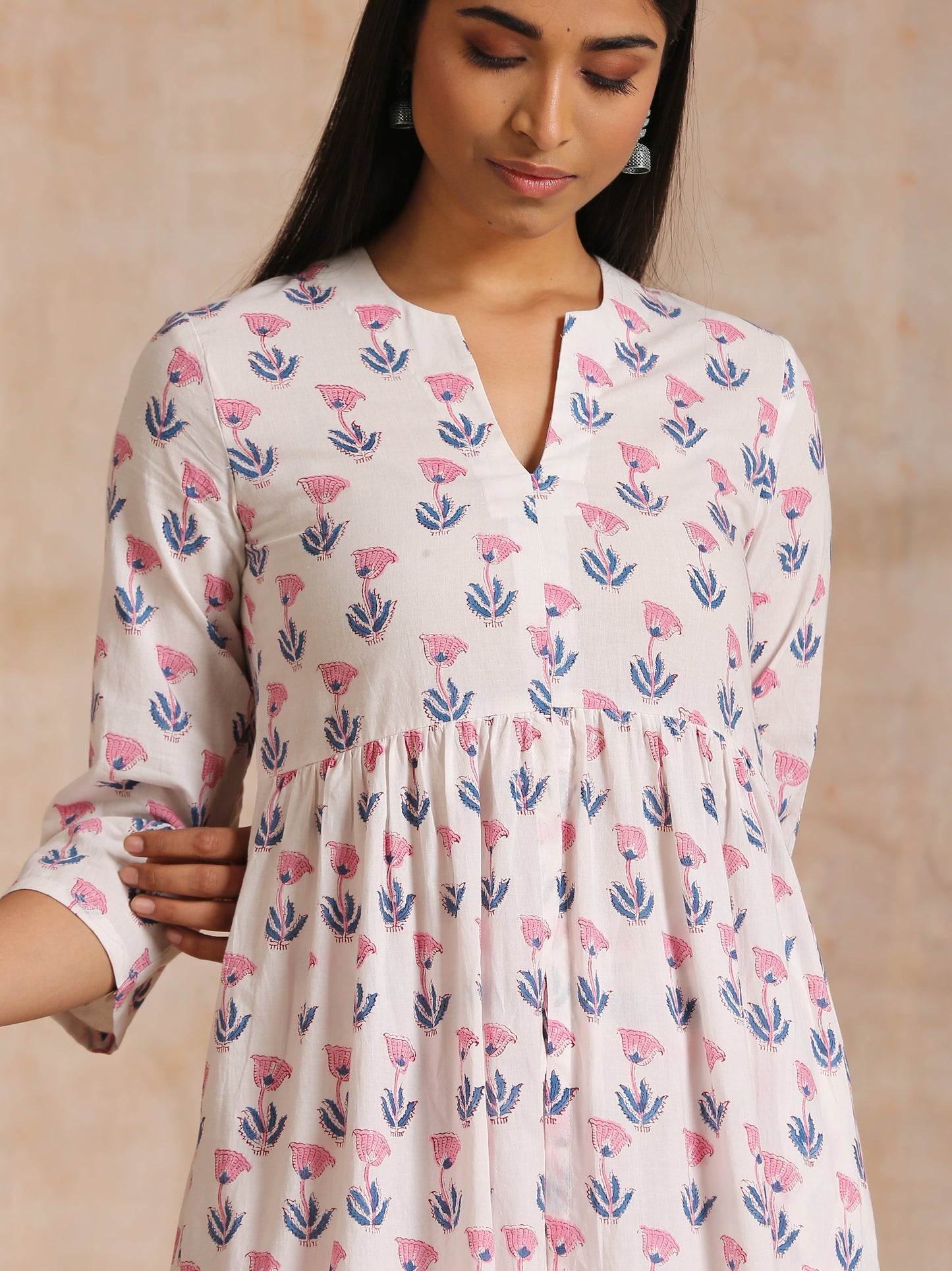 trueBrowns White With Pink Blue Buta Block Print Cotton Kurta Pant Set | Swadesiicart