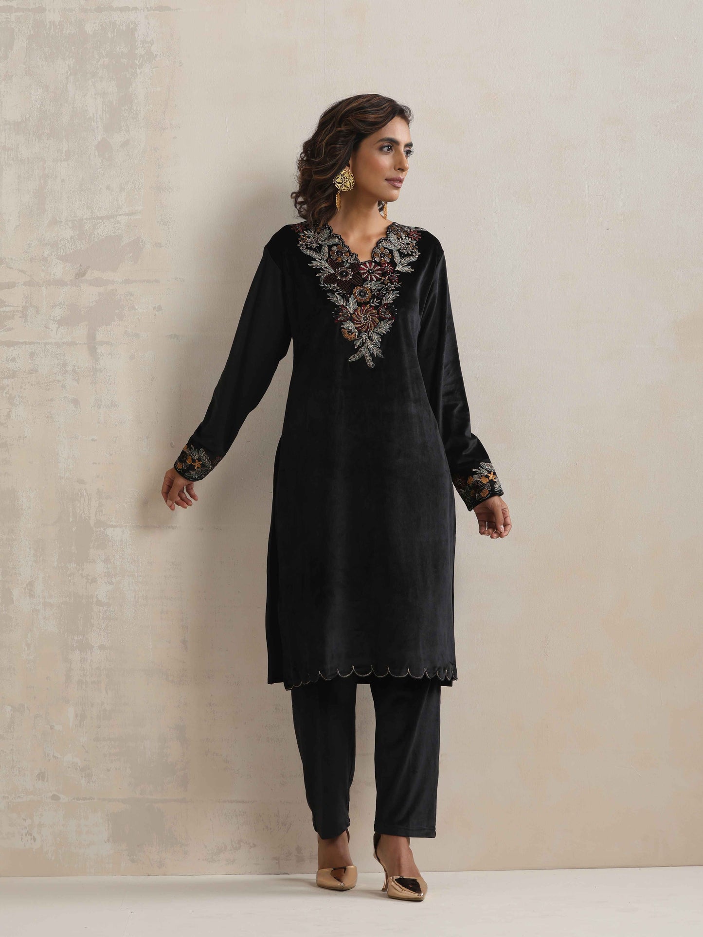 trueBrowns Black Velvet Floral Embroidered Kurta Pant Dupatta Set | Swadesiicart