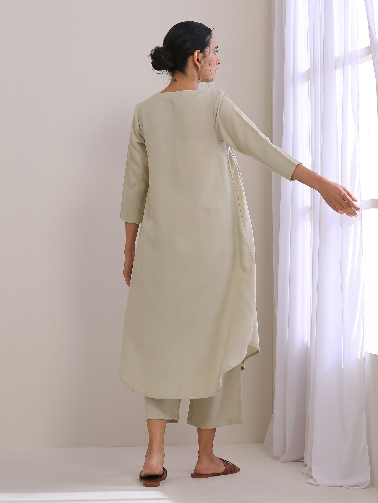 trueBrowns Light Grey Slub Gathered Kurta Pant Set | Swadesiicart