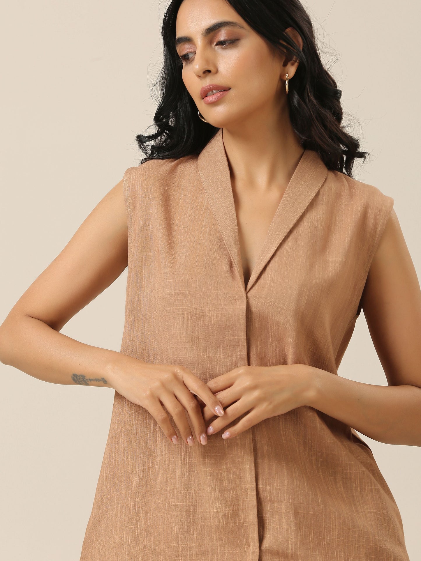 trueBrowns Beige Slub Texture Sleevesless Jacket Pant Set | Swadesiicart
