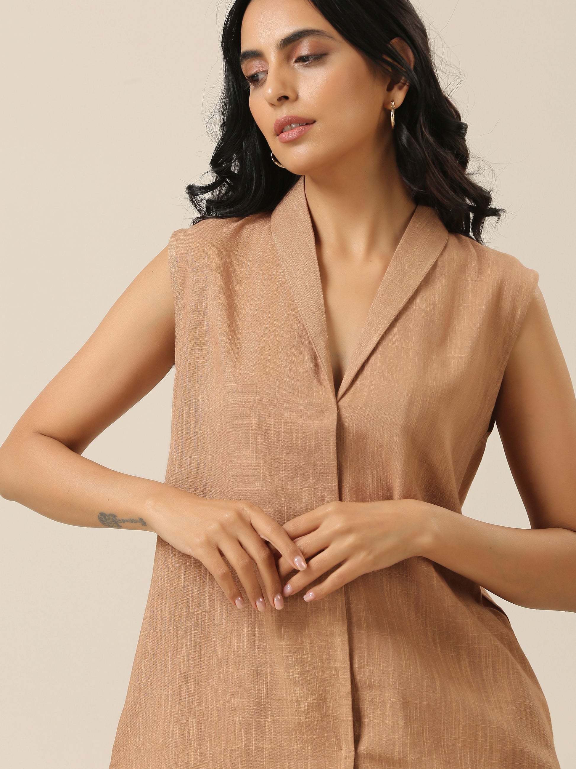 trueBrowns Beige Slub Texture Sleevesless Jacket Pant Set | Swadesiicart
