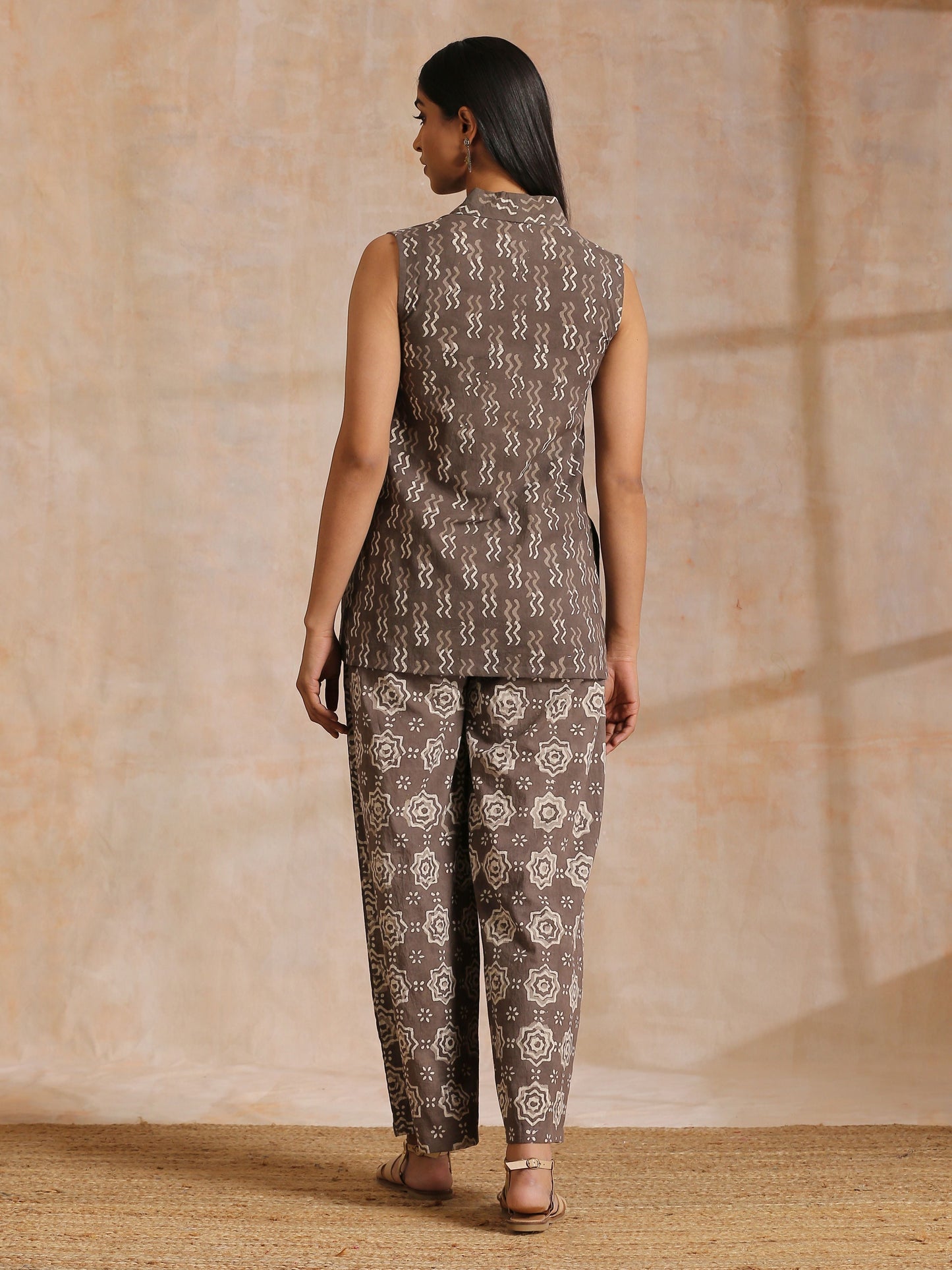 trueBrowns Clay Dabu Zig-Zag Motifs Print Cotton Sleeveless Jacket Pant Set | Swadesiicart