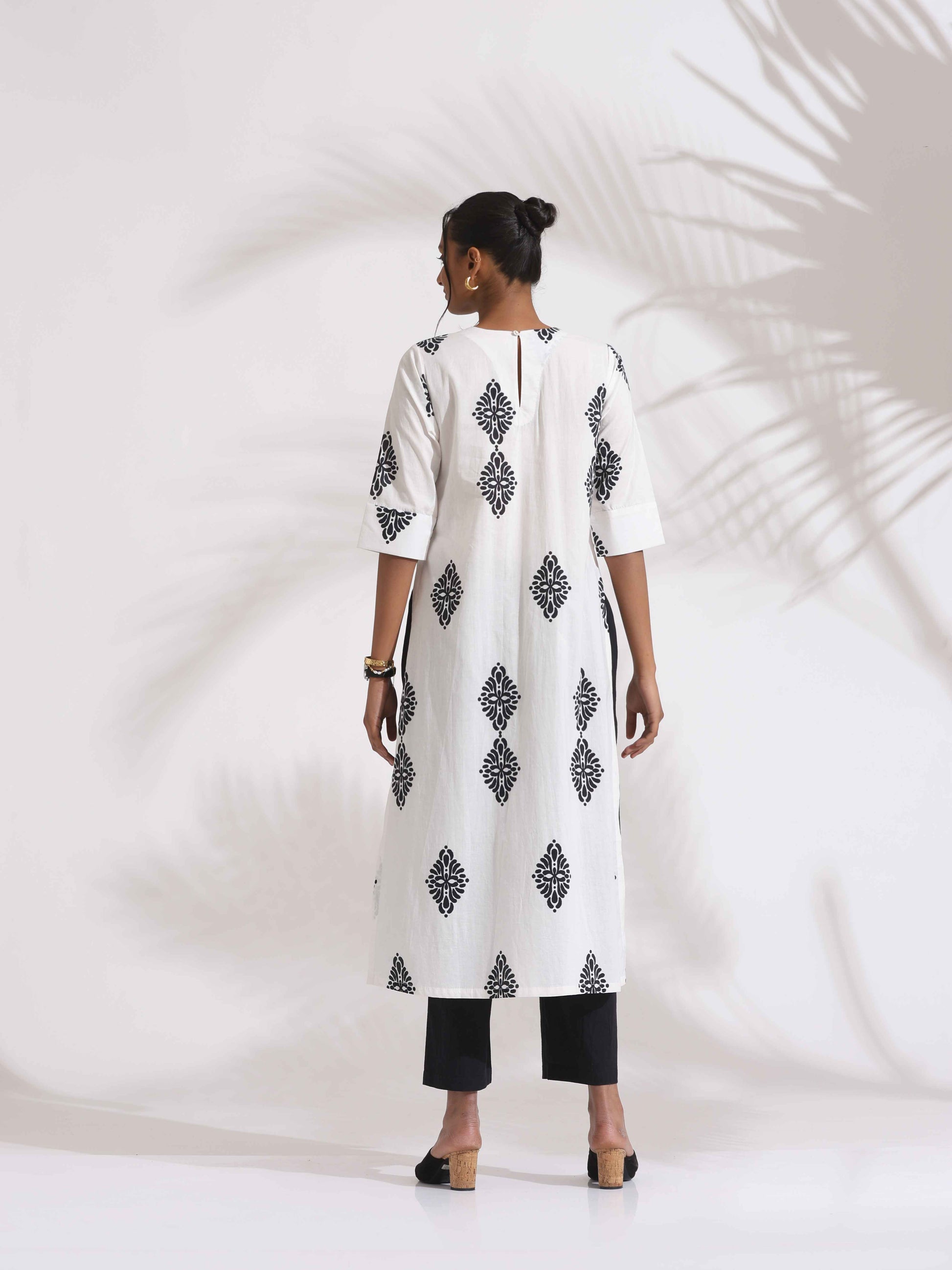 trueBrowns White Cotton Print Pleated Kurta Set | Swadesiicart