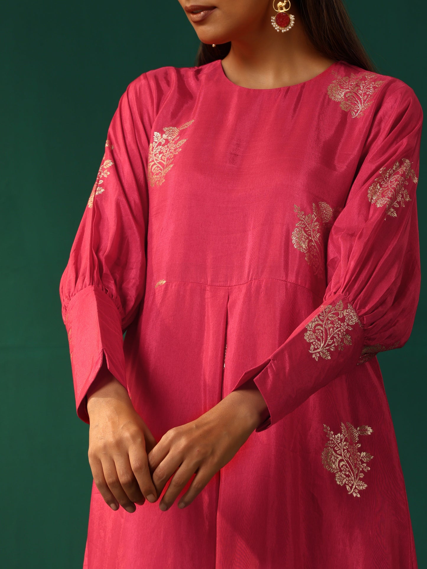 trueBrowns Pink Floral Viscose Silk Round Neck Puff Sleeve Kurta Pant Set | Swadesiicart