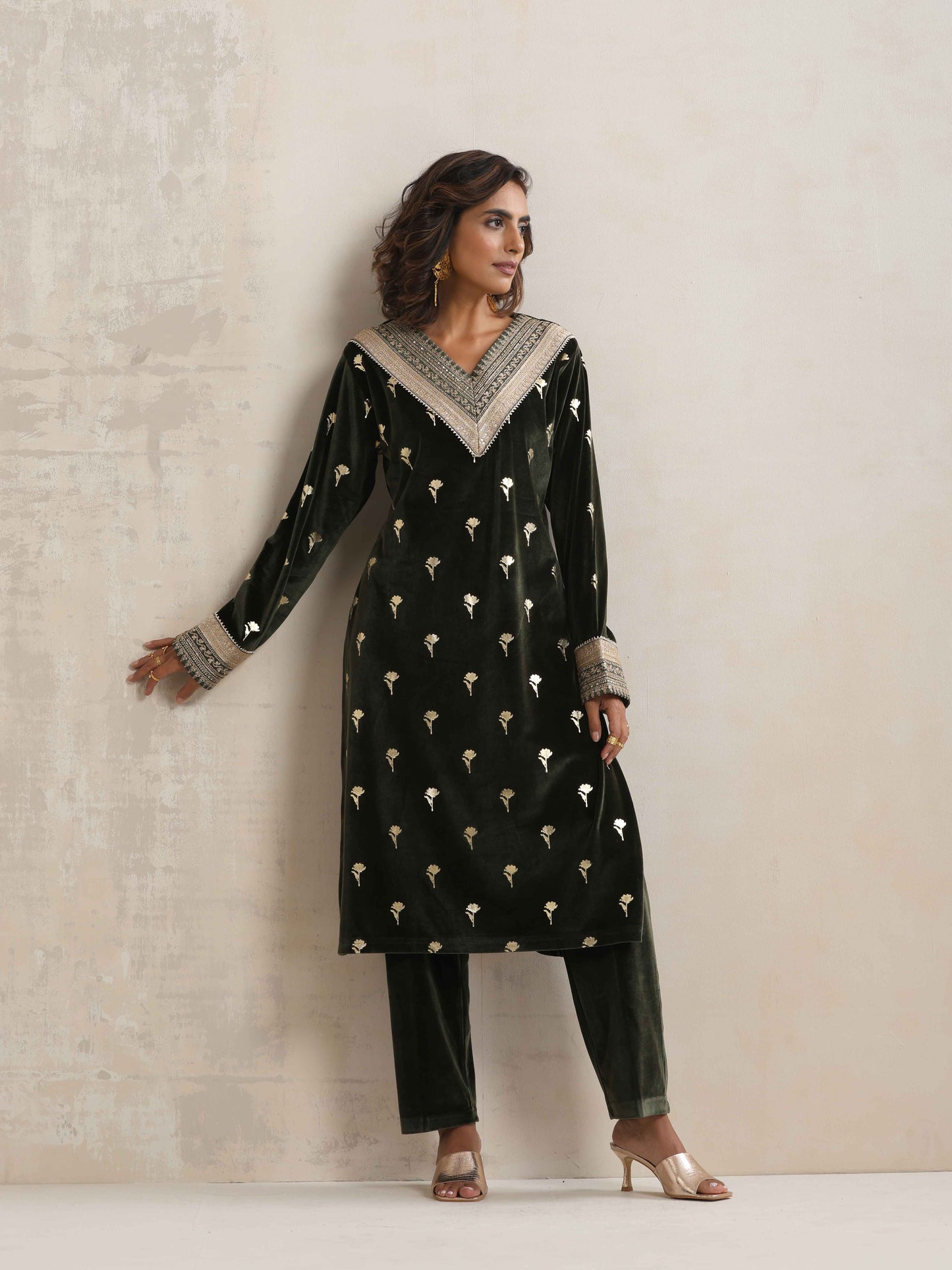 trueBrowns Green Velvet Floral Embroidered Kurta Pant Dupatta Set | Swadesiicart
