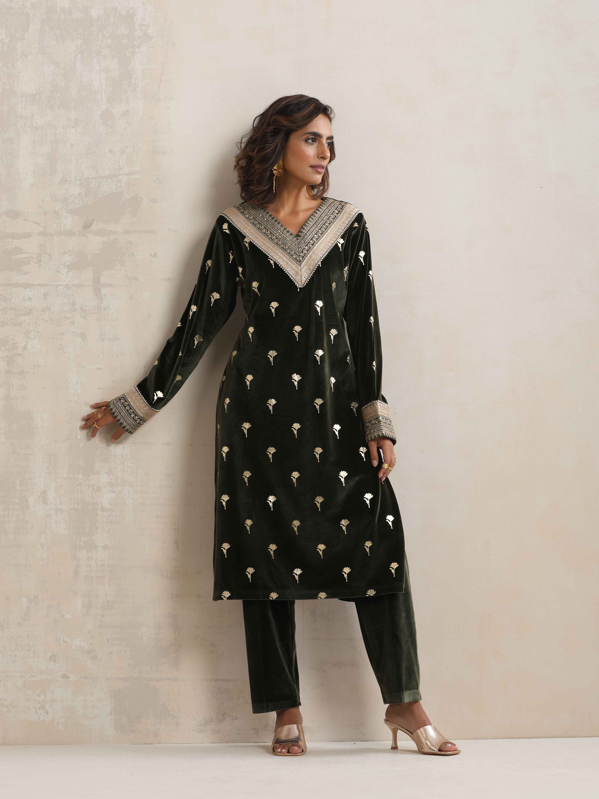 trueBrowns Green Velvet Floral Embroidered Kurta Pant Dupatta Set | Swadesiicart