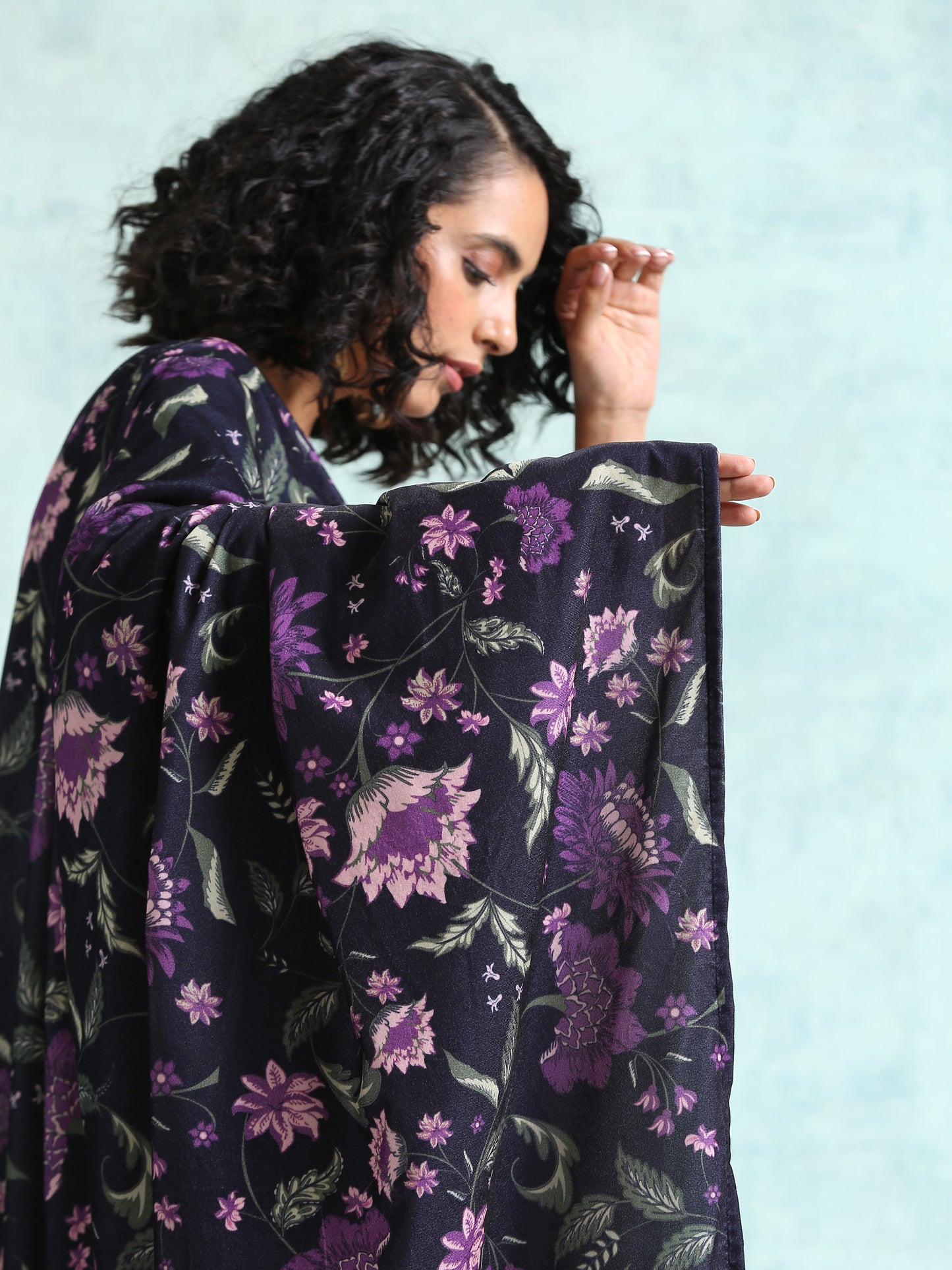trueBrowns Black Printed Velvet Shawl | Swadesiicart