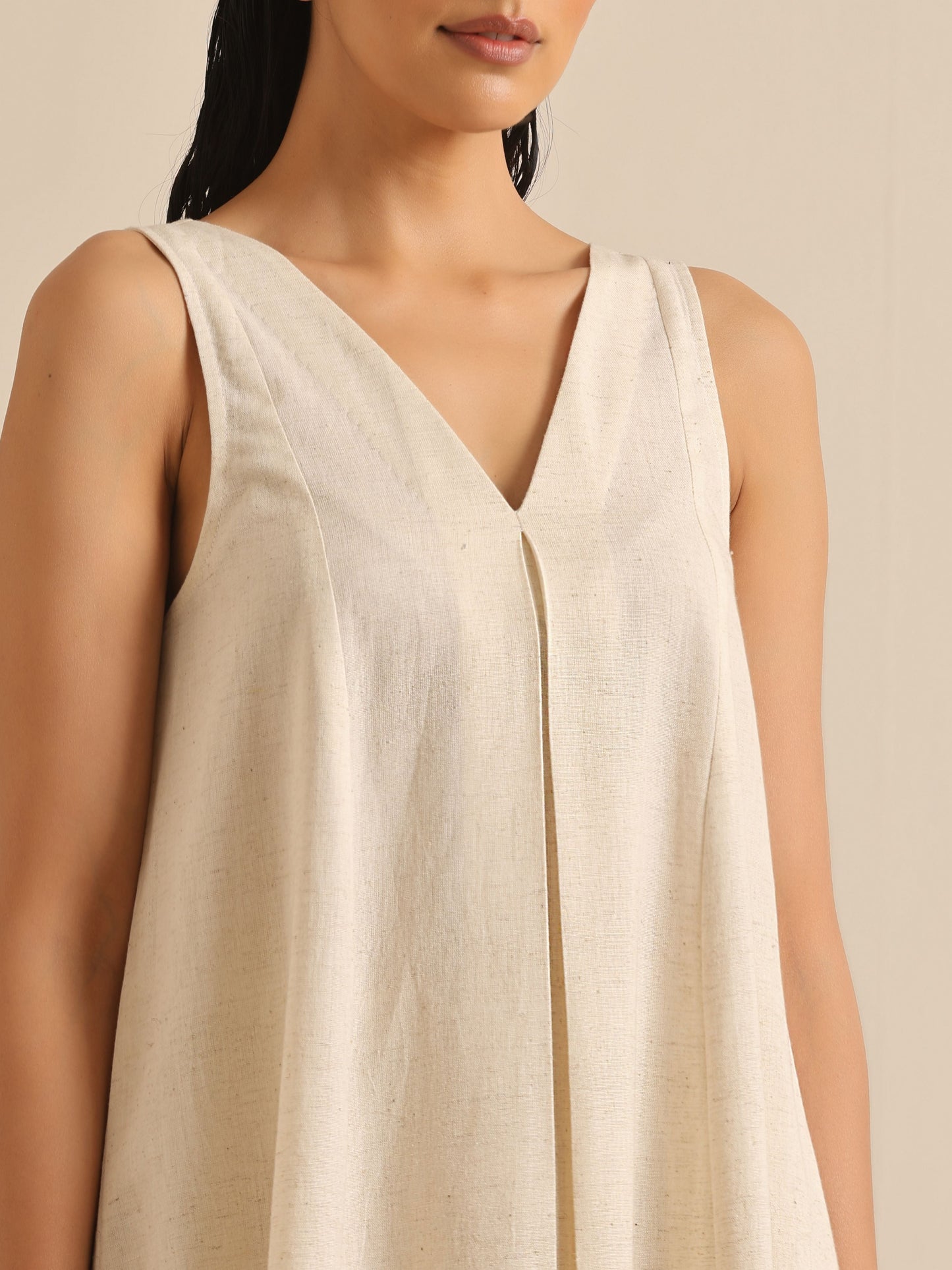 trueBrowns Off-White Sleeveless Kurta Pant Set | Swadesiicart