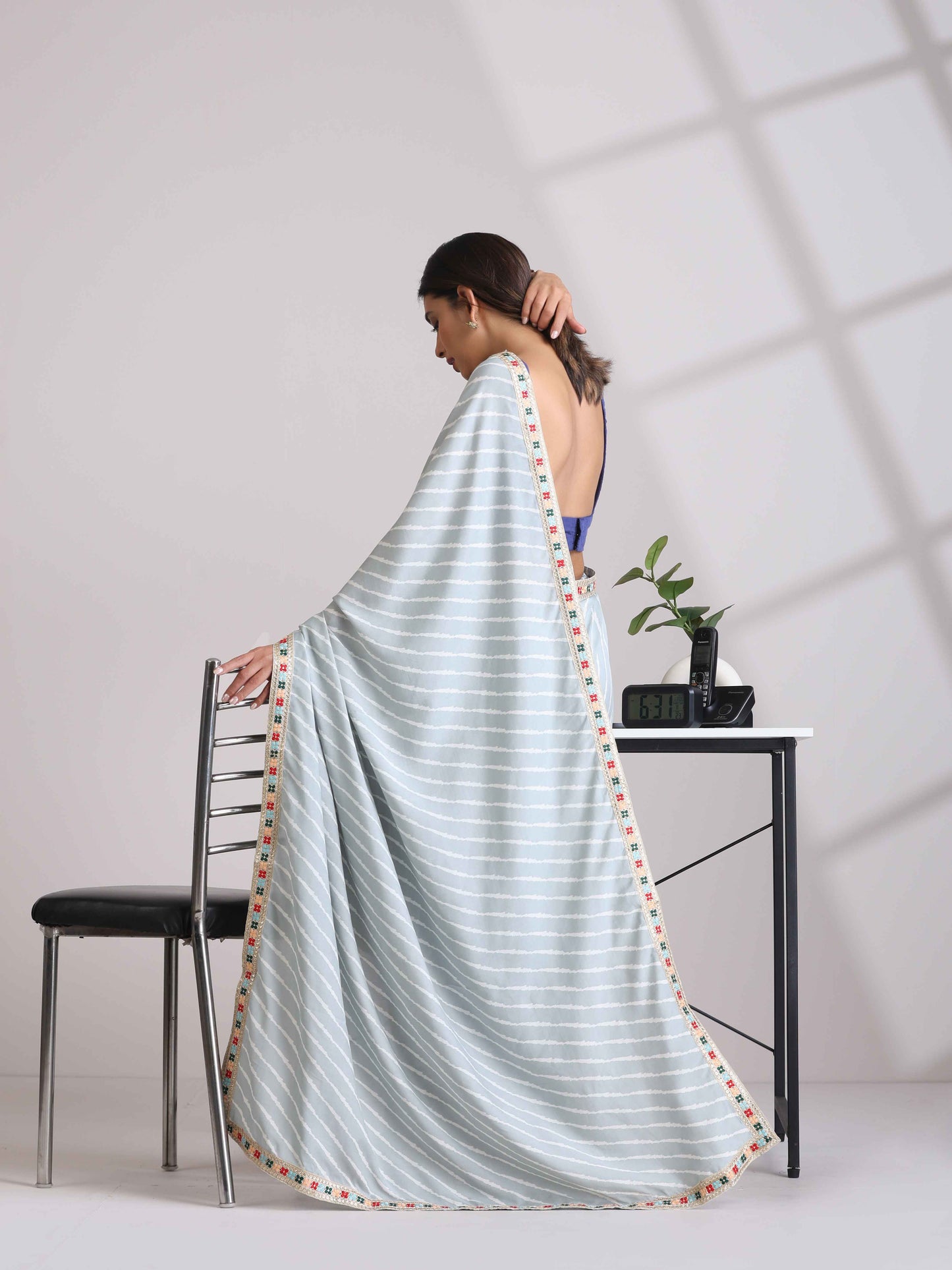 trueBrowns Grey Muslin Silk Saree | Swadesiicart