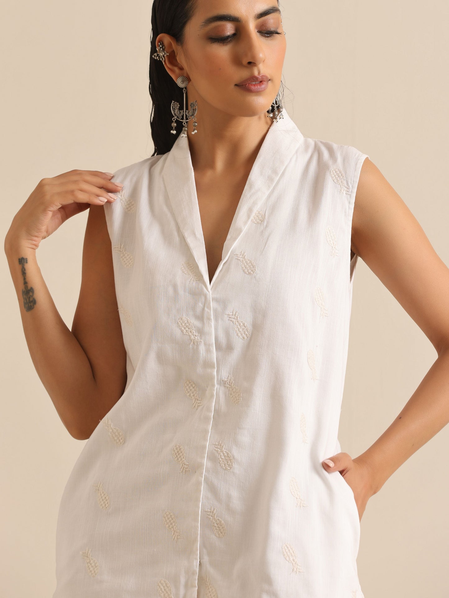 trueBrowns White Pineapple Sleeveless Jacket Pant Set | Swadesiicart