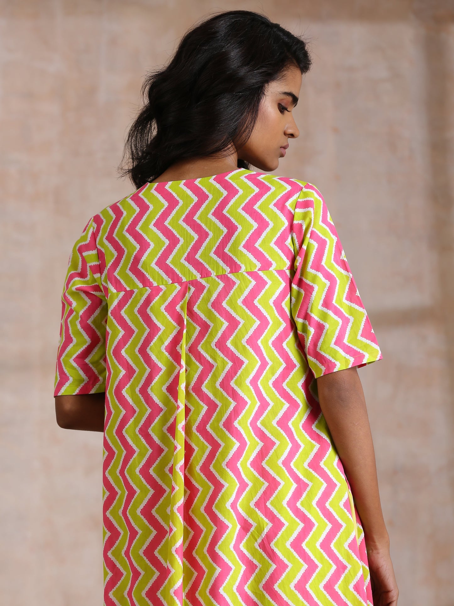 trueBrowns Lime Pink Zig-Zag Lines Print Cotton Kurta Pant Set | Swadesiicart