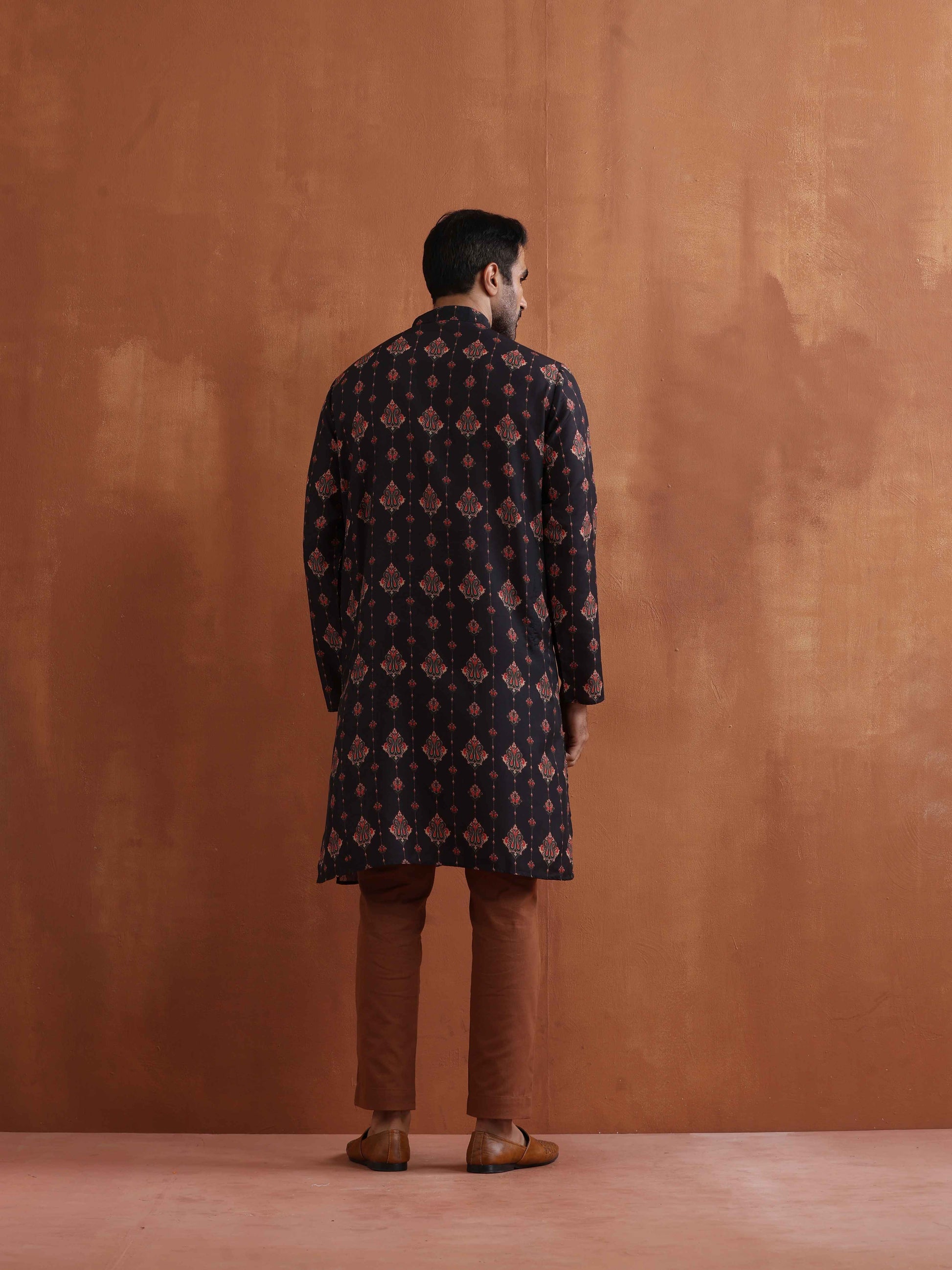 trueBrowns Men's Black Printed Kurta | Swadesiicart