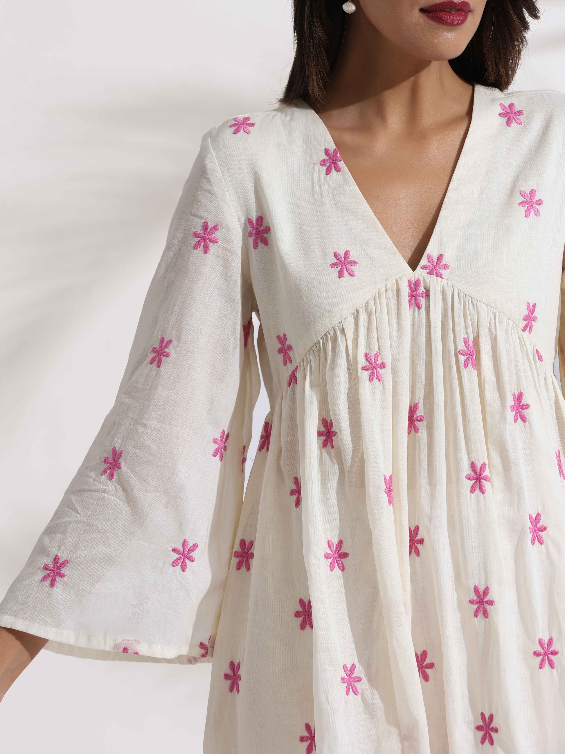 trueBrowns Off-White Cotton Floral Embroidered Flared Kurta Set | Swadesiicart