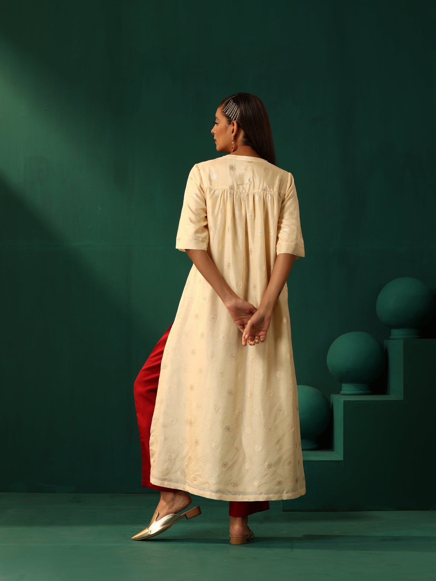 trueBrowns Ivory Geometric Floral Viscose Silk High Low Kurta Pant Set | Swadesiicart